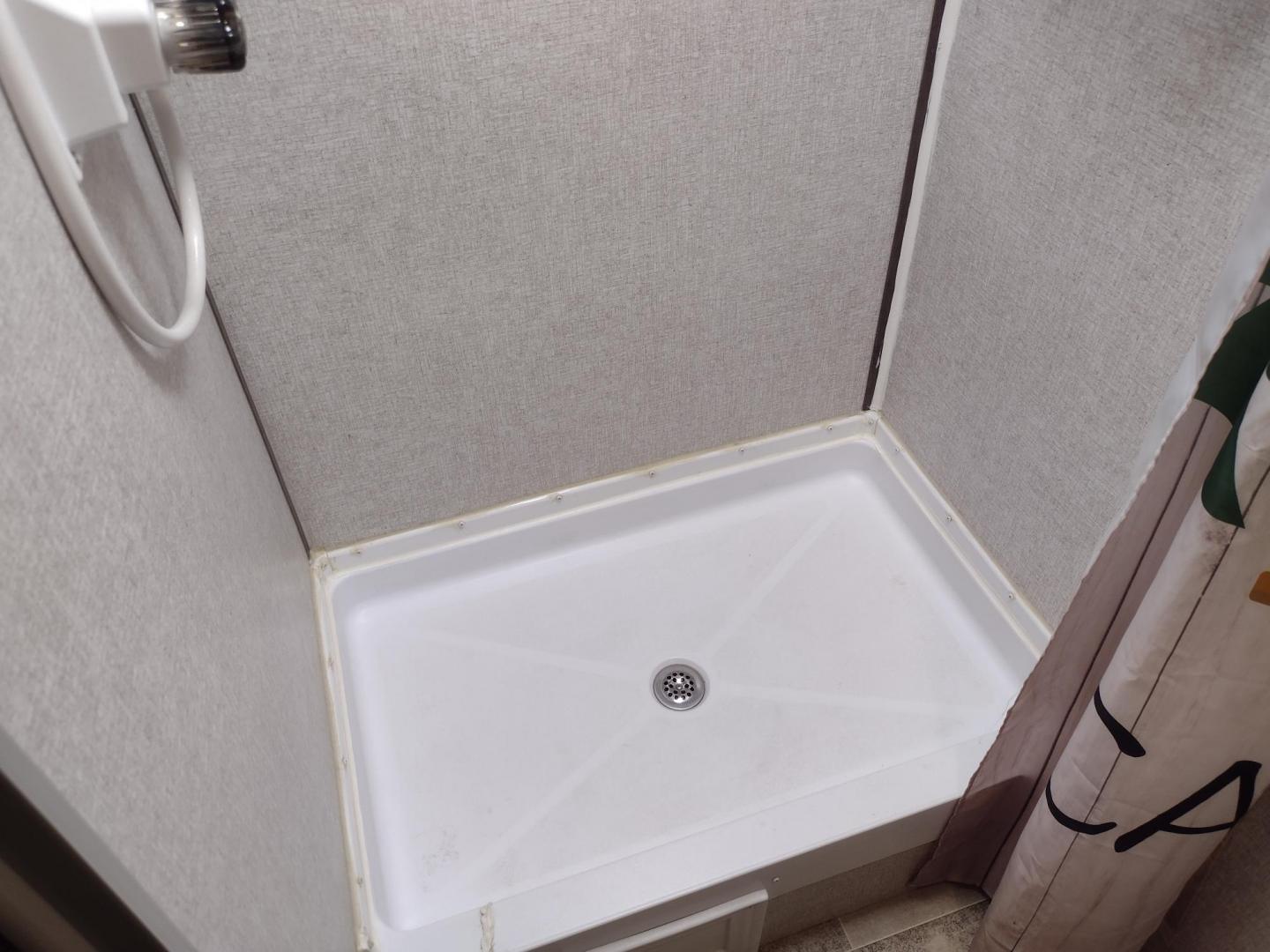 2022 WHITE /TAN Keystone COLEMAN 17B 17B (4YDTCMG17NJ) , located at 17760 Hwy 62, Morris, OK, 74445, 35.609104, -95.877060 - CHECK OUT THIS 2022 KEYSTONE COLEMAN DUTCHMEN 17B 21FT OVERALL WITH 8FT POWER AWNING. HAS QUEEN SIZE BED WITH OVERHEAD SHELF AND STORAGE UNDER BED. IN THE LIVING AND KITCHEN AREA IS A L-SHAPED DINETTE WITH STORAGE UNDER SEATS, OVERHEAD CABINETS, SINGLE SINK, 2 BURNER STOVE (NO OVEN), OVERHEAD CABIN - Photo#21
