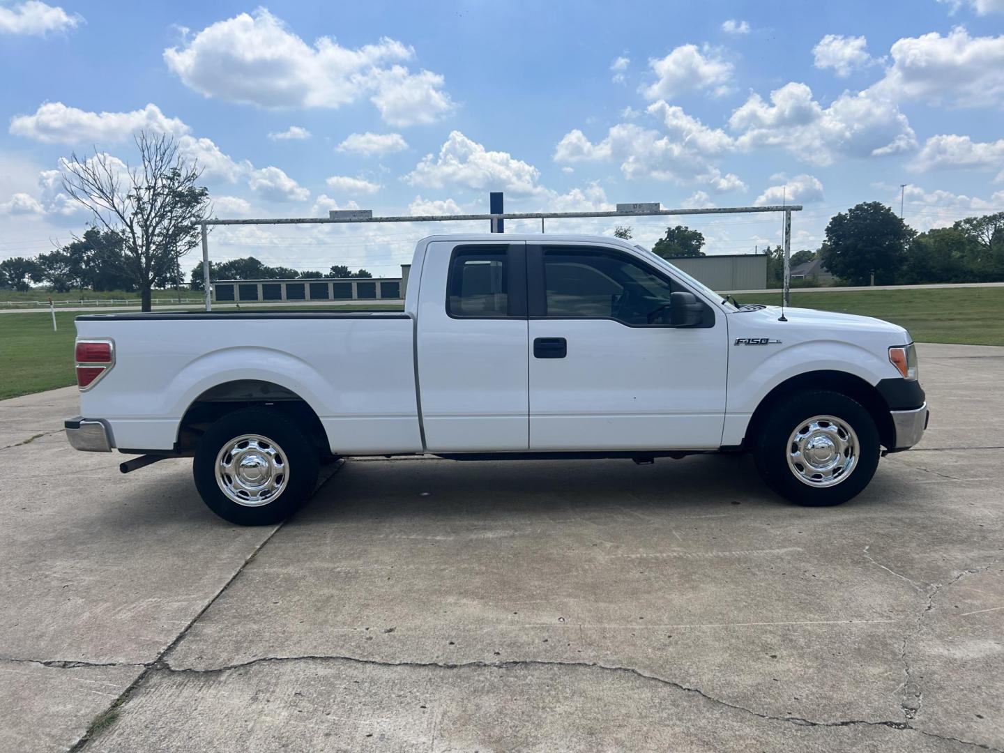 2014 WHITE /Gray Ford F-150 (1FTEX1CM3EK) with an 3.7L V6 DOHC 24V engine, 6-Speed Automatic transmission, located at 17760 Hwy 62, Morris, OK, 74445, (918) 733-4887, 35.609104, -95.877060 - 2014 FORD F-150 2WD WITH 3.7L V6 ENGINE BI-FUEL SYSTEM RUNS ON CNG OR GASOLINE. FEATURES KEYLESS REMOTE ENTRY, POWER LOCKS, POWER WINDOWS, AM/FM STEREO, SIRIUS XM STEREO, CD PLAYER, AUXILLARY PORT, CRUISE CONTROL, TRACTION CONTROL, MULTI-FUNCTIONING STEERING WHEEL CONTROLS, AND TRAILER HITCH. HAS 1 - Photo#3