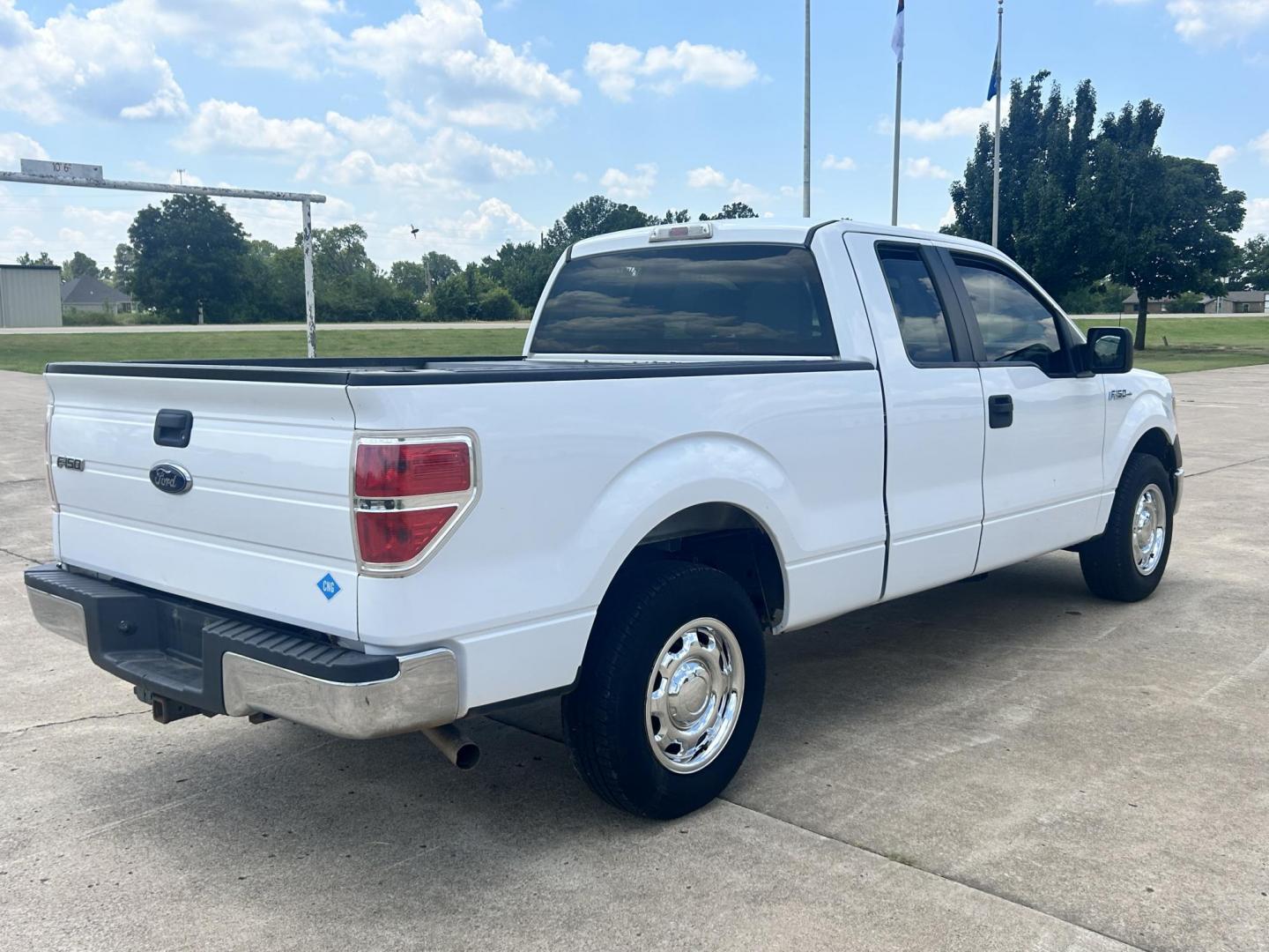 2014 WHITE /Gray Ford F-150 (1FTEX1CM3EK) with an 3.7L V6 DOHC 24V engine, 6-Speed Automatic transmission, located at 17760 Hwy 62, Morris, OK, 74445, (918) 733-4887, 35.609104, -95.877060 - 2014 FORD F-150 2WD WITH 3.7L V6 ENGINE BI-FUEL SYSTEM RUNS ON CNG OR GASOLINE. FEATURES KEYLESS REMOTE ENTRY, POWER LOCKS, POWER WINDOWS, AM/FM STEREO, SIRIUS XM STEREO, CD PLAYER, AUXILLARY PORT, CRUISE CONTROL, TRACTION CONTROL, MULTI-FUNCTIONING STEERING WHEEL CONTROLS, AND TRAILER HITCH. HAS 1 - Photo#4