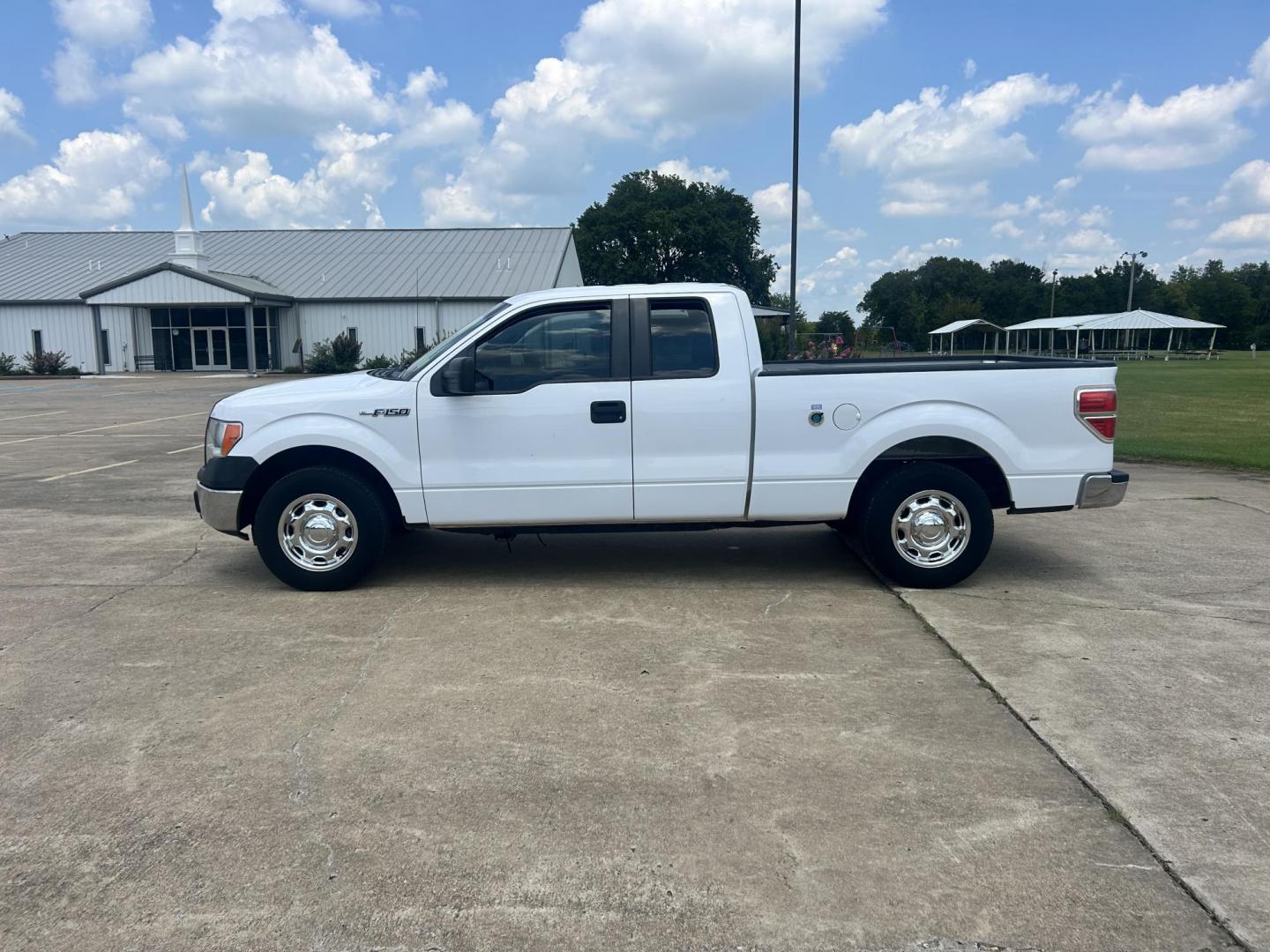 2014 WHITE /Gray Ford F-150 (1FTEX1CM3EK) with an 3.7L V6 DOHC 24V engine, 6-Speed Automatic transmission, located at 17760 Hwy 62, Morris, OK, 74445, (918) 733-4887, 35.609104, -95.877060 - 2014 FORD F-150 2WD WITH 3.7L V6 ENGINE BI-FUEL SYSTEM RUNS ON CNG OR GASOLINE. FEATURES KEYLESS REMOTE ENTRY, POWER LOCKS, POWER WINDOWS, AM/FM STEREO, SIRIUS XM STEREO, CD PLAYER, AUXILLARY PORT, CRUISE CONTROL, TRACTION CONTROL, MULTI-FUNCTIONING STEERING WHEEL CONTROLS, AND TRAILER HITCH. HAS 1 - Photo#7