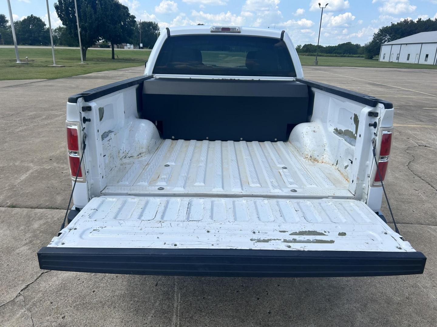 2014 WHITE /Gray Ford F-150 (1FTEX1CM3EK) with an 3.7L V6 DOHC 24V engine, 6-Speed Automatic transmission, located at 17760 Hwy 62, Morris, OK, 74445, (918) 733-4887, 35.609104, -95.877060 - 2014 FORD F-150 2WD WITH 3.7L V6 ENGINE BI-FUEL SYSTEM RUNS ON CNG OR GASOLINE. FEATURES KEYLESS REMOTE ENTRY, POWER LOCKS, POWER WINDOWS, AM/FM STEREO, SIRIUS XM STEREO, CD PLAYER, AUXILLARY PORT, CRUISE CONTROL, TRACTION CONTROL, MULTI-FUNCTIONING STEERING WHEEL CONTROLS, AND TRAILER HITCH. HAS 1 - Photo#15