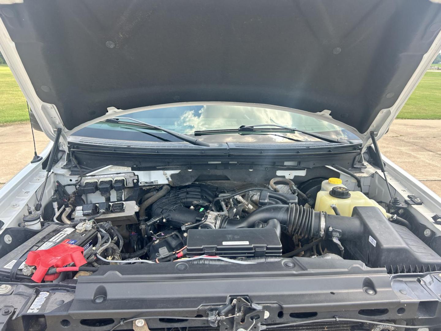 2014 WHITE /Gray Ford F-150 (1FTEX1CM3EK) with an 3.7L V6 DOHC 24V engine, 6-Speed Automatic transmission, located at 17760 Hwy 62, Morris, OK, 74445, (918) 733-4887, 35.609104, -95.877060 - 2014 FORD F-150 2WD WITH 3.7L V6 ENGINE BI-FUEL SYSTEM RUNS ON CNG OR GASOLINE. FEATURES KEYLESS REMOTE ENTRY, POWER LOCKS, POWER WINDOWS, AM/FM STEREO, SIRIUS XM STEREO, CD PLAYER, AUXILLARY PORT, CRUISE CONTROL, TRACTION CONTROL, MULTI-FUNCTIONING STEERING WHEEL CONTROLS, AND TRAILER HITCH. HAS 1 - Photo#17