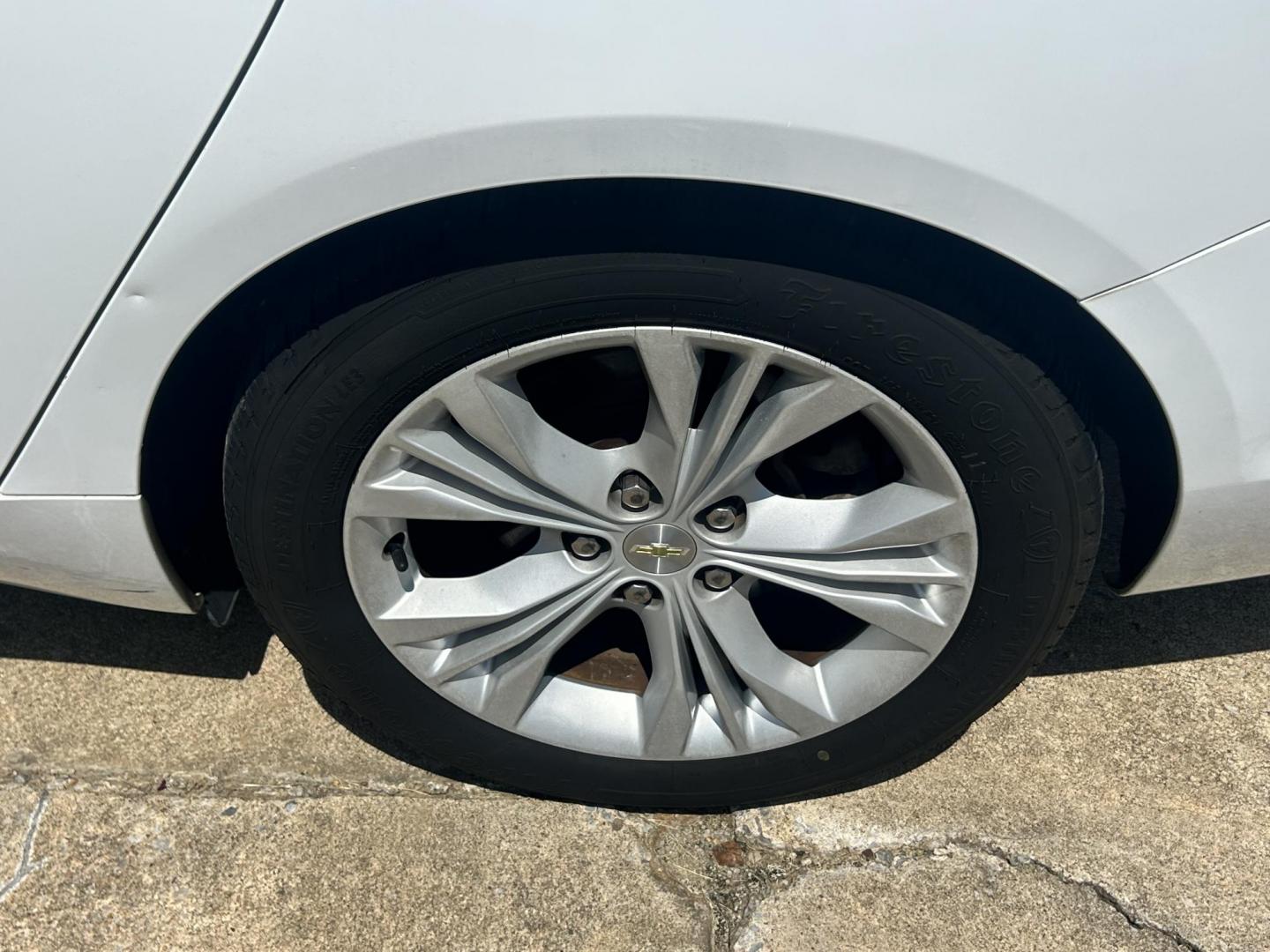 2015 WHITE /Gray Chevrolet Impala (2G1135SN5F9) with an 3.6L V6 DOHC 24V CNG engine, 6A transmission, located at 17760 Hwy 62, Morris, OK, 74445, (918) 733-4887, 35.609104, -95.877060 - 2015 CHEVY IMPALA HAS THE 3.6 V6 ENGINE AND IS FWD. THE IMPALA IS A BI-FUEL CAR THAT RUNS ON BOTH CNG (COMPRESSED NATUAL GAS) OR GASOLINE. THIS CAR FEATURES KEYLESS REMOTE START, KEYLESS REMOTE ENTRY, POWER LOCKS, POWER WINDOWS, POWER SEATS, POWER MIRRORS, AM/FM STEREO, CLOTH SEATS, BACK UP CAMERA, - Photo#23