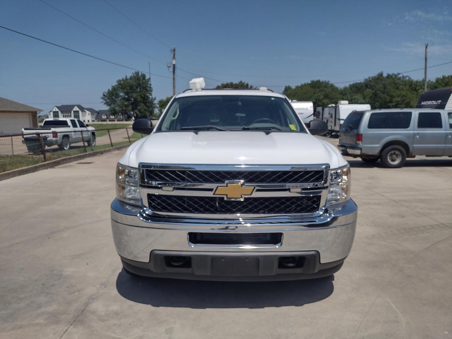 2013 WHITE /Gray Chevrolet Silverado 2500HD Work Truck Ext. Cab 4WD (1GC2KVCB1DZ) with an 6.0L V8 OHV 16V CNG engine, 6-Speed Automatic transmission, located at 17760 Hwy 62, Morris, OK, 74445, (918) 733-4887, 35.609104, -95.877060 - 2013 CHEVY SILVERADO 4WD WITH THE 6.0L V8 ENGINE. THIS TRUCK FEATURES MANUAL WINDOWS, MANUAL LOCKS, MANUAL MIRRORS, MANUAL SEATS, LEATHER INTERIOR, CRUSIE CONTROL, TRACTION CONTROL, AND AM/FM RADIO. CAMPER SHELL WITH SHELVES AND CARGO SLIDER, DIMENSIONS INVERTER AND TRAILER HITCH. ONLY 184,332 MILE - Photo#1