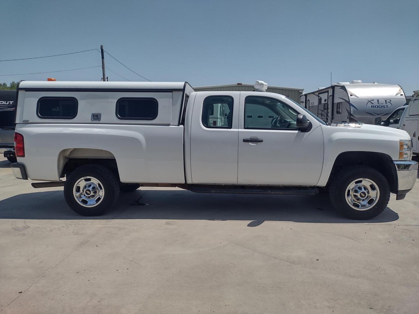 2013 WHITE /Gray Chevrolet Silverado 2500HD Work Truck Ext. Cab 4WD (1GC2KVCB1DZ) with an 6.0L V8 OHV 16V CNG engine, 6-Speed Automatic transmission, located at 17760 Hwy 62, Morris, OK, 74445, (918) 733-4887, 35.609104, -95.877060 - 2013 CHEVY SILVERADO 4WD WITH THE 6.0L V8 ENGINE. THIS TRUCK FEATURES MANUAL WINDOWS, MANUAL LOCKS, MANUAL MIRRORS, MANUAL SEATS, LEATHER INTERIOR, CRUSIE CONTROL, TRACTION CONTROL, AND AM/FM RADIO. CAMPER SHELL WITH SHELVES AND CARGO SLIDER, DIMENSIONS INVERTER AND TRAILER HITCH. ONLY 184,332 MILE - Photo#3
