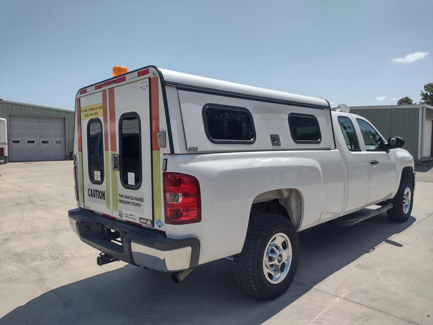 2013 WHITE /Gray Chevrolet Silverado 2500HD Work Truck Ext. Cab 4WD (1GC2KVCB1DZ) with an 6.0L V8 OHV 16V CNG engine, 6-Speed Automatic transmission, located at 17760 Hwy 62, Morris, OK, 74445, (918) 733-4887, 35.609104, -95.877060 - 2013 CHEVY SILVERADO 4WD WITH THE 6.0L V8 ENGINE. THIS TRUCK FEATURES MANUAL WINDOWS, MANUAL LOCKS, MANUAL MIRRORS, MANUAL SEATS, LEATHER INTERIOR, CRUSIE CONTROL, TRACTION CONTROL, AND AM/FM RADIO. CAMPER SHELL WITH SHELVES AND CARGO SLIDER, DIMENSIONS INVERTER AND TRAILER HITCH. ONLY 184,332 MILE - Photo#4
