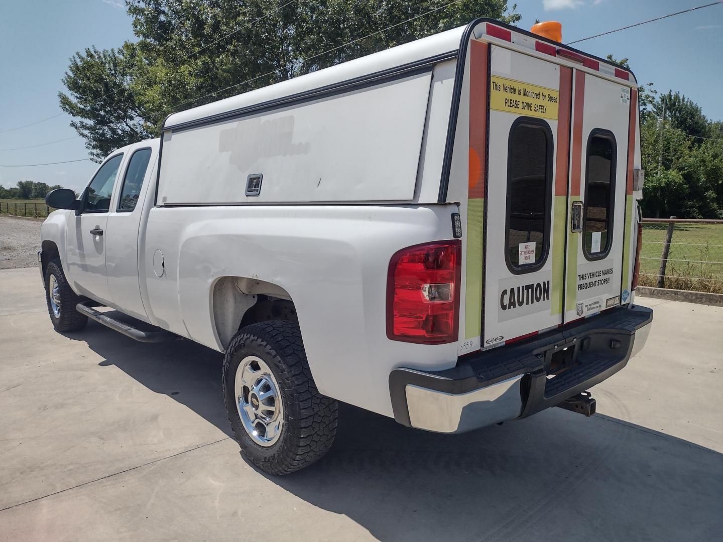 2013 WHITE /Gray Chevrolet Silverado 2500HD Work Truck Ext. Cab 4WD (1GC2KVCB1DZ) with an 6.0L V8 OHV 16V CNG engine, 6-Speed Automatic transmission, located at 17760 Hwy 62, Morris, OK, 74445, (918) 733-4887, 35.609104, -95.877060 - 2013 CHEVY SILVERADO 4WD WITH THE 6.0L V8 ENGINE. THIS TRUCK FEATURES MANUAL WINDOWS, MANUAL LOCKS, MANUAL MIRRORS, MANUAL SEATS, LEATHER INTERIOR, CRUSIE CONTROL, TRACTION CONTROL, AND AM/FM RADIO. CAMPER SHELL WITH SHELVES AND CARGO SLIDER, DIMENSIONS INVERTER AND TRAILER HITCH. ONLY 184,332 MILE - Photo#6