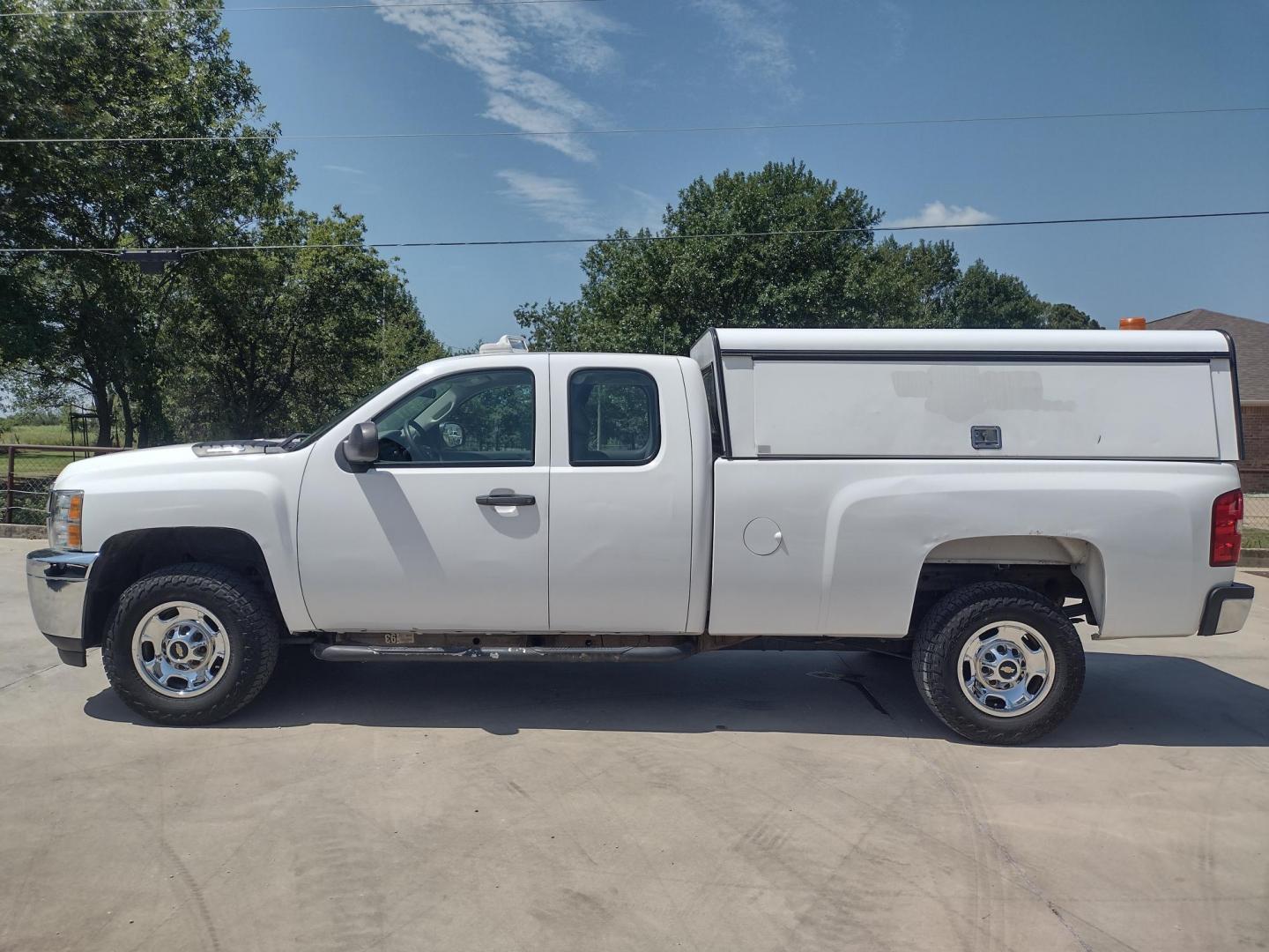 2013 WHITE /Gray Chevrolet Silverado 2500HD Work Truck Ext. Cab 4WD (1GC2KVCB1DZ) with an 6.0L V8 OHV 16V CNG engine, 6-Speed Automatic transmission, located at 17760 Hwy 62, Morris, OK, 74445, (918) 733-4887, 35.609104, -95.877060 - 2013 CHEVY SILVERADO 4WD WITH THE 6.0L V8 ENGINE. THIS TRUCK FEATURES MANUAL WINDOWS, MANUAL LOCKS, MANUAL MIRRORS, MANUAL SEATS, LEATHER INTERIOR, CRUSIE CONTROL, TRACTION CONTROL, AND AM/FM RADIO. CAMPER SHELL WITH SHELVES AND CARGO SLIDER, DIMENSIONS INVERTER AND TRAILER HITCH. ONLY 184,332 MILE - Photo#7
