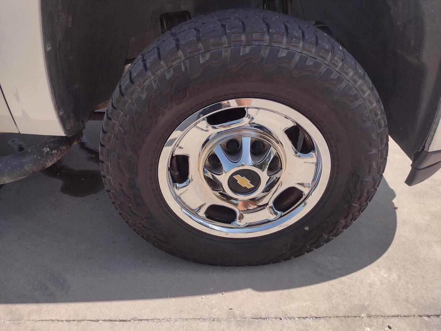 2013 WHITE /Gray Chevrolet Silverado 2500HD Work Truck Ext. Cab 4WD (1GC2KVCB1DZ) with an 6.0L V8 OHV 16V CNG engine, 6-Speed Automatic transmission, located at 17760 Hwy 62, Morris, OK, 74445, (918) 733-4887, 35.609104, -95.877060 - 2013 CHEVY SILVERADO 4WD WITH THE 6.0L V8 ENGINE. THIS TRUCK FEATURES MANUAL WINDOWS, MANUAL LOCKS, MANUAL MIRRORS, MANUAL SEATS, LEATHER INTERIOR, CRUSIE CONTROL, TRACTION CONTROL, AND AM/FM RADIO. CAMPER SHELL WITH SHELVES AND CARGO SLIDER, DIMENSIONS INVERTER AND TRAILER HITCH. ONLY 184,332 MILE - Photo#36