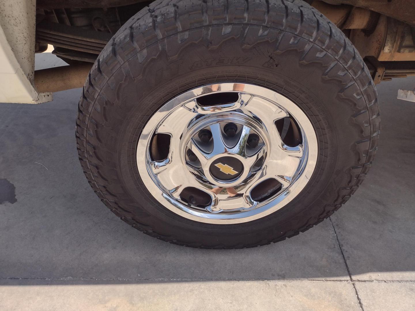 2013 WHITE /Gray Chevrolet Silverado 2500HD Work Truck Ext. Cab 4WD (1GC2KVCB1DZ) with an 6.0L V8 OHV 16V CNG engine, 6-Speed Automatic transmission, located at 17760 Hwy 62, Morris, OK, 74445, (918) 733-4887, 35.609104, -95.877060 - 2013 CHEVY SILVERADO 4WD WITH THE 6.0L V8 ENGINE. THIS TRUCK FEATURES MANUAL WINDOWS, MANUAL LOCKS, MANUAL MIRRORS, MANUAL SEATS, LEATHER INTERIOR, CRUSIE CONTROL, TRACTION CONTROL, AND AM/FM RADIO. CAMPER SHELL WITH SHELVES AND CARGO SLIDER, DIMENSIONS INVERTER AND TRAILER HITCH. ONLY 184,332 MILE - Photo#37