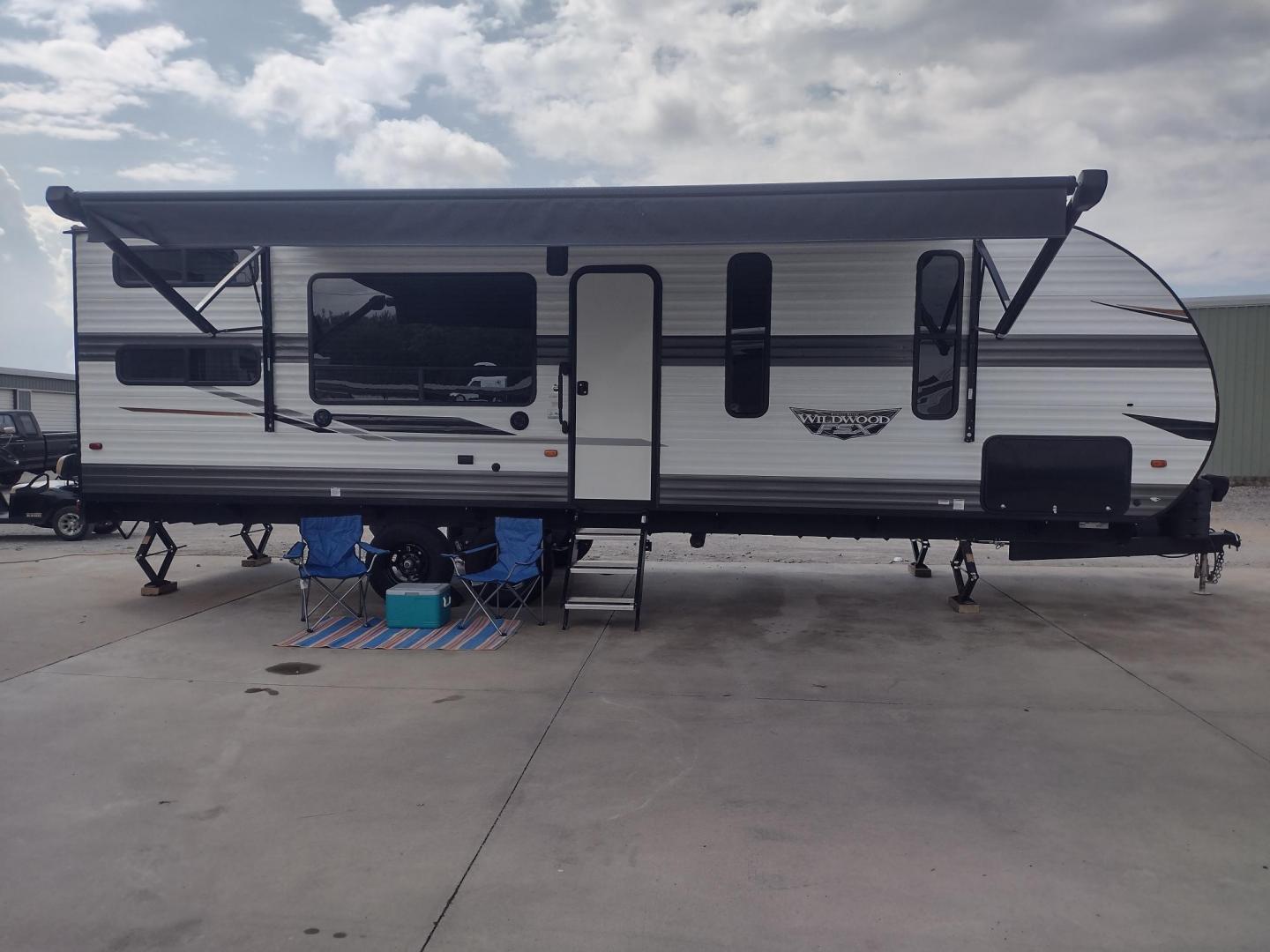 2022 WHITE /Gray Forest River WILDWOOD 270RTK 270RTK (4X4TWDC28NY) , located at 17760 Hwy 62, Morris, OK, 74445, 35.609104, -95.877060 - CHECK OUT THIS 2022 FOREST RIVER WILDWOOD 270RTK 32FT OVERALL WITH 18FT POWER AWNING. IN THE LIVING AND KITCHEN AREA IS A BOOTH STYLE DINETTE THAT FOLD DOWN FOR ADDITIONAL SLEEPING OR FOLDS UP FOR CARGO SPACE, ELECTRIC FIRE PLACE WITH CABINET SPACE, 3 BURNER STOVE (NO OVEN), FARM STYLE SINK, MICROWA - Photo#1