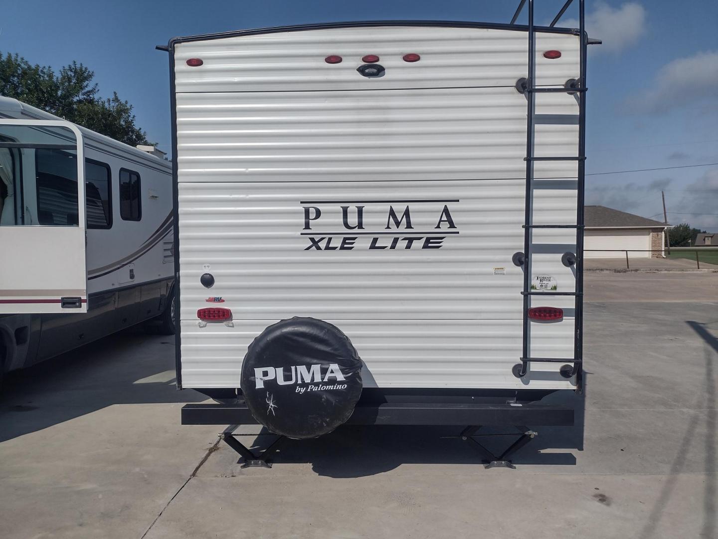 2022 WHITE /Gray Forest River PUMA XLE LITE 23BHC 23BHC (5ZT2PUMB9N4) , located at 17760 Hwy 62, Morris, OK, 74445, 35.609104, -95.877060 - READY FOR AN ADVENTURE CHECK OUT THIS 2022 FOREST RIVER PUMA XLE LITE 23BHC 30FT OVERALL WITH 19FT POWER AWNING. IN THE FRONT IS THE BEDROOM WITH A QUEEN SIZE BED AND STORAGE UNDER THE BED, OVERHEAD SHELF, AND 2 WARDROBE CLOSETS. IN THE LIVING AND KITCHEN AREA IS STAINLESS STEEL FARM STYLE SINK, 3 B - Photo#3