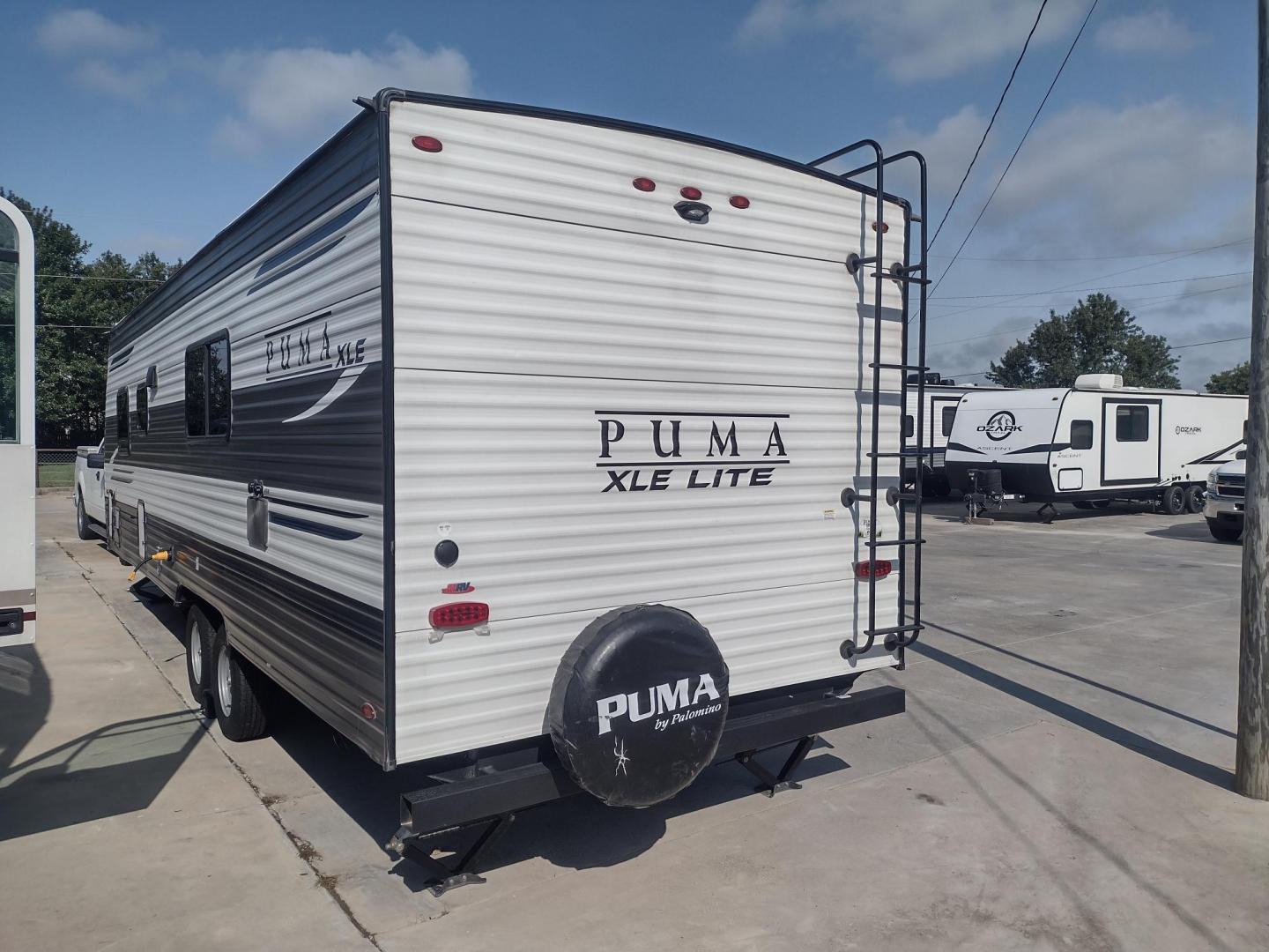 2022 WHITE /Gray Forest River PUMA XLE LITE 23BHC 23BHC (5ZT2PUMB9N4) , located at 17760 Hwy 62, Morris, OK, 74445, 35.609104, -95.877060 - READY FOR AN ADVENTURE CHECK OUT THIS 2022 FOREST RIVER PUMA XLE LITE 23BHC 30FT OVERALL WITH 19FT POWER AWNING. IN THE FRONT IS THE BEDROOM WITH A QUEEN SIZE BED AND STORAGE UNDER THE BED, OVERHEAD SHELF, AND 2 WARDROBE CLOSETS. IN THE LIVING AND KITCHEN AREA IS STAINLESS STEEL FARM STYLE SINK, 3 B - Photo#4
