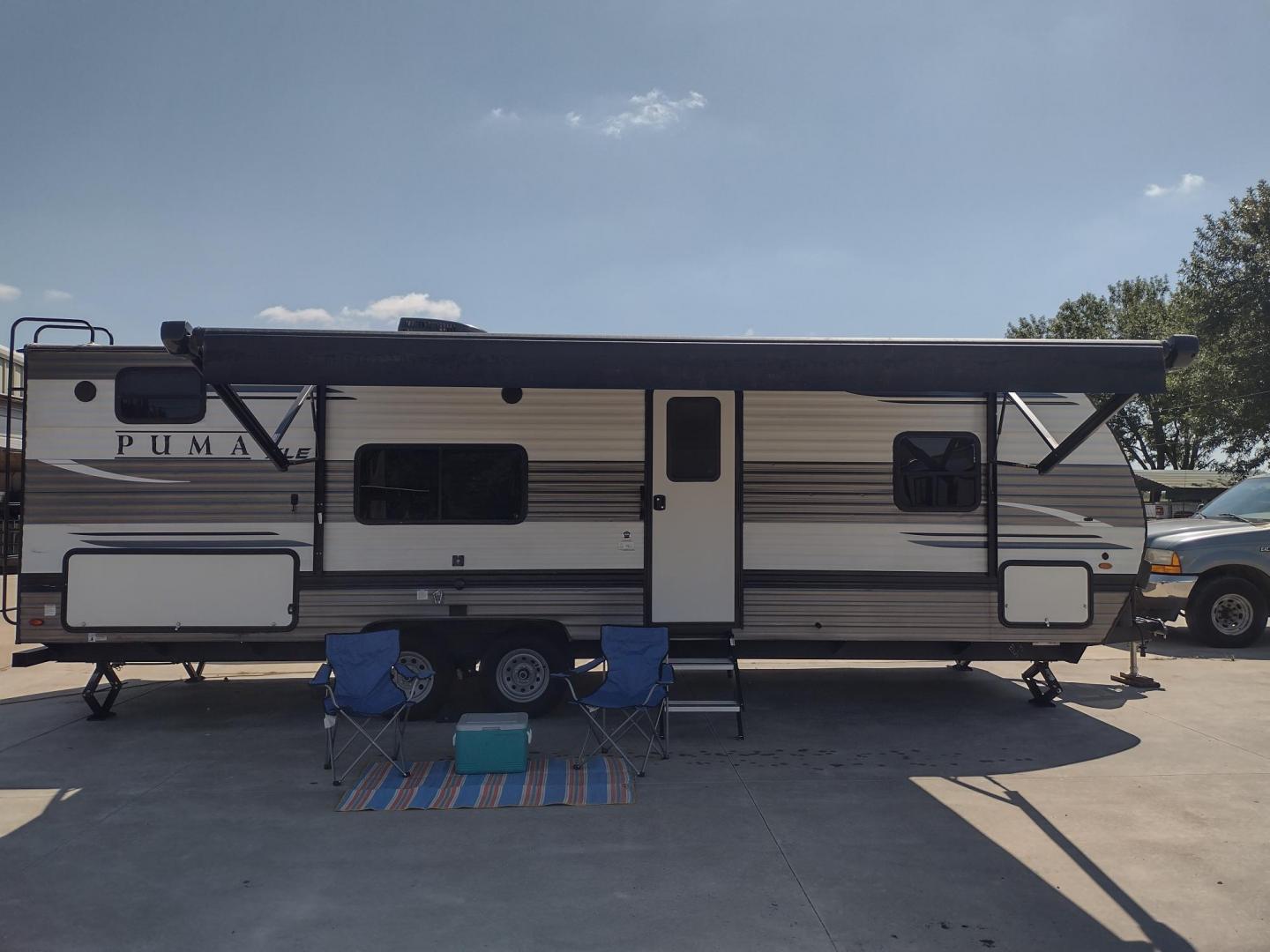 2022 WHITE /Gray Forest River PUMA XLE LITE 23BHC 23BHC (5ZT2PUMB9N4) , located at 17760 Hwy 62, Morris, OK, 74445, 35.609104, -95.877060 - READY FOR AN ADVENTURE CHECK OUT THIS 2022 FOREST RIVER PUMA XLE LITE 23BHC 30FT OVERALL WITH 19FT POWER AWNING. IN THE FRONT IS THE BEDROOM WITH A QUEEN SIZE BED AND STORAGE UNDER THE BED, OVERHEAD SHELF, AND 2 WARDROBE CLOSETS. IN THE LIVING AND KITCHEN AREA IS STAINLESS STEEL FARM STYLE SINK, 3 B - Photo#1