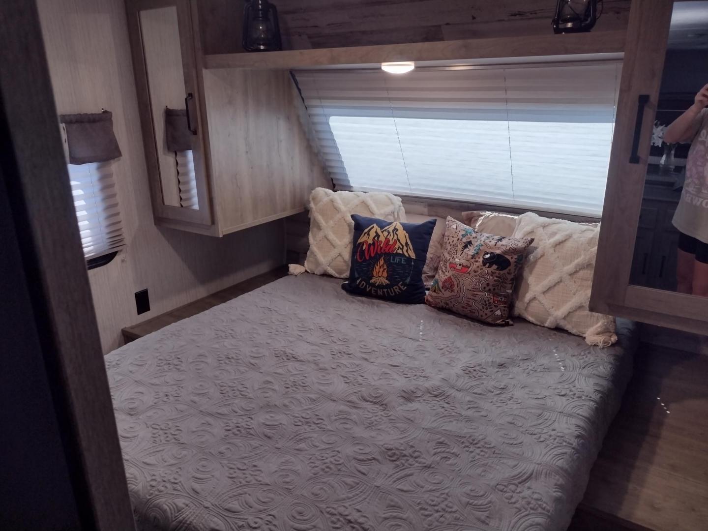 2022 WHITE /Gray Forest River PUMA XLE LITE 23BHC 23BHC (5ZT2PUMB9N4) , located at 17760 Hwy 62, Morris, OK, 74445, 35.609104, -95.877060 - READY FOR AN ADVENTURE CHECK OUT THIS 2022 FOREST RIVER PUMA XLE LITE 23BHC 30FT OVERALL WITH 19FT POWER AWNING. IN THE FRONT IS THE BEDROOM WITH A QUEEN SIZE BED AND STORAGE UNDER THE BED, OVERHEAD SHELF, AND 2 WARDROBE CLOSETS. IN THE LIVING AND KITCHEN AREA IS STAINLESS STEEL FARM STYLE SINK, 3 B - Photo#9