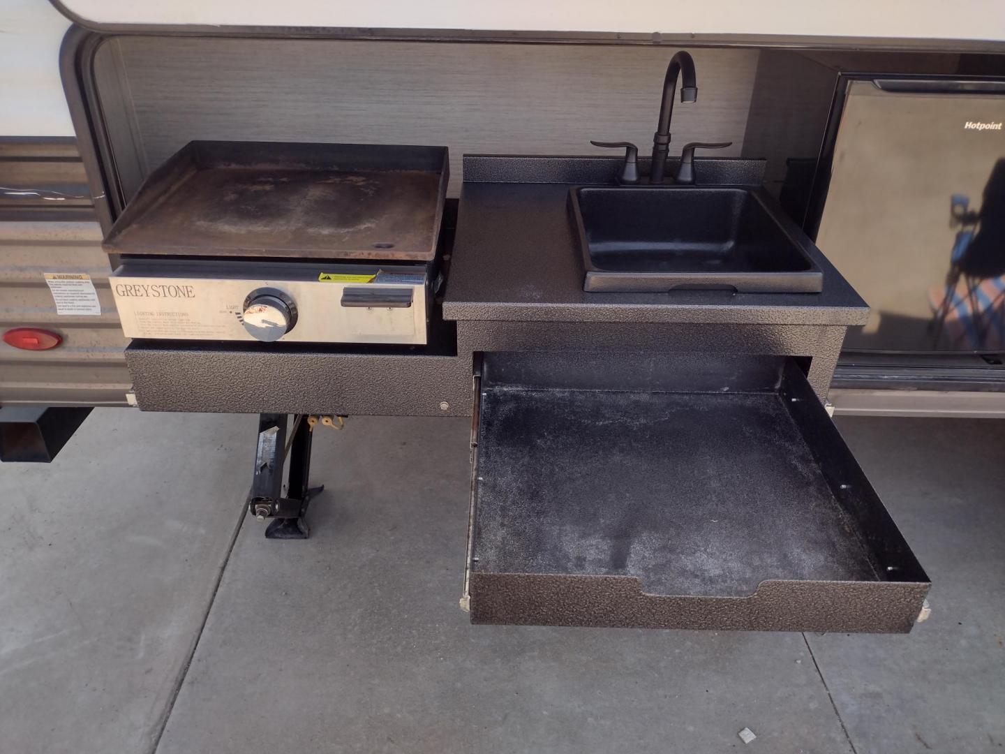 2022 WHITE /Gray Forest River PUMA XLE LITE 23BHC 23BHC (5ZT2PUMB9N4) , located at 17760 Hwy 62, Morris, OK, 74445, 35.609104, -95.877060 - READY FOR AN ADVENTURE CHECK OUT THIS 2022 FOREST RIVER PUMA XLE LITE 23BHC 30FT OVERALL WITH 19FT POWER AWNING. IN THE FRONT IS THE BEDROOM WITH A QUEEN SIZE BED AND STORAGE UNDER THE BED, OVERHEAD SHELF, AND 2 WARDROBE CLOSETS. IN THE LIVING AND KITCHEN AREA IS STAINLESS STEEL FARM STYLE SINK, 3 B - Photo#35