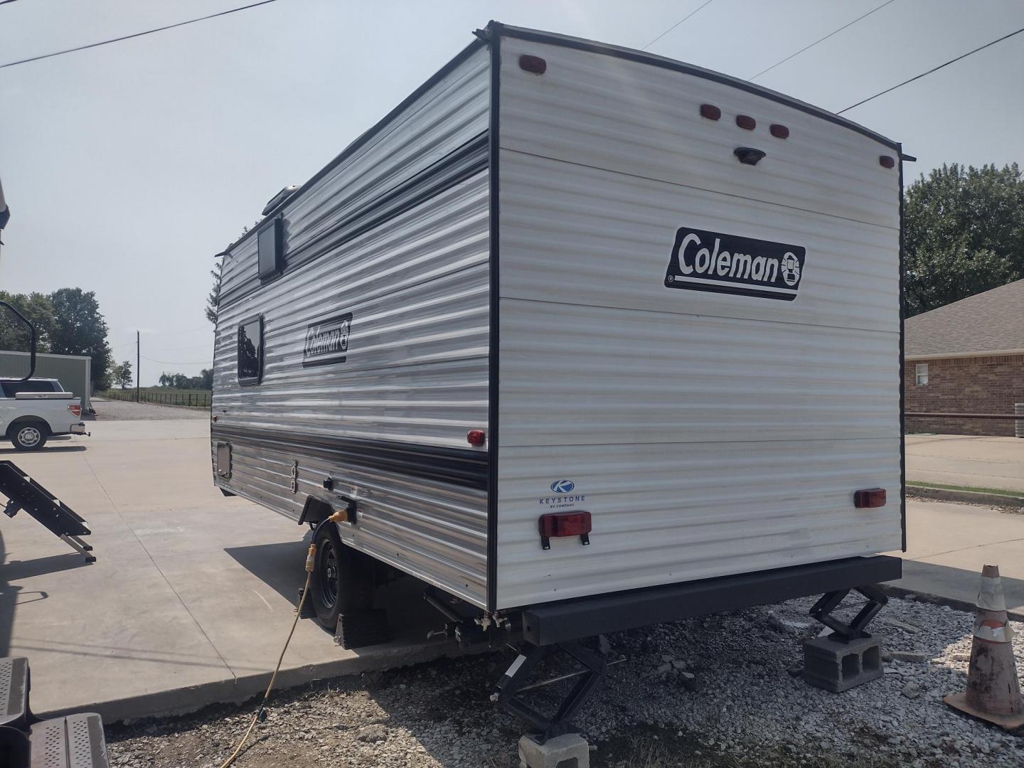 2025 White /TAN Keystone COLEMAN 17R 17R (4YDTCMG19SM) , located at 17760 Hwy 62, Morris, OK, 74445, 35.609104, -95.877060 - GRAB IT WHILE YOU CAN CHECK OUT THIS 2025 KEYSTONE COLEMAN 17R 21FT OVERALL WITH A 8FT POWER AWNING. IN THE FRONT IS A FULL SIZE BED WITH STORAGE UNDER THE BED, OVERHEAD SHELF, WARDROBE CLOSET, AND AC UNIT. IN THE LIVING AND KITCHEN AREA IS A 2 BURNER STOVE (NO OVEN), SINGLE SINK, OVERHEAD CABINETS, - Photo#4