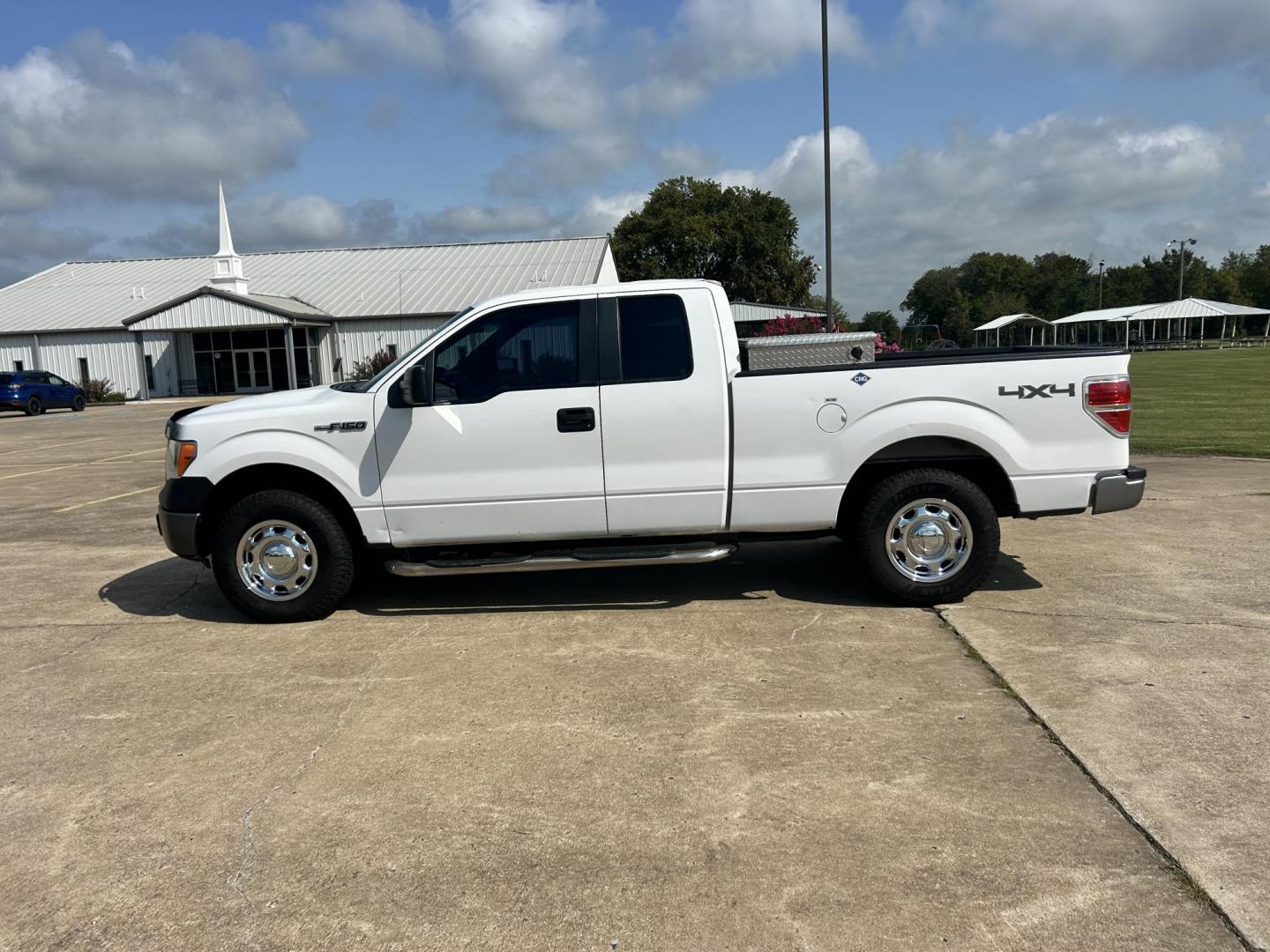 2014 White /Gray Ford F-150 (1FTEX1EM8EK) with an 3.7L V6 DOHC 24V engine, 6-Speed Automatic transmission, located at 17760 Hwy 62, Morris, OK, 74445, (918) 733-4887, 35.609104, -95.877060 - 2014 FORD F-150 4WD WITH 3.7L V6 ENGINE BI-FUEL SYSTEM RUNS ON CNG OR GASOLINE. FEATURES KEYLESS REMOTE ENTRY, POWER LOCKS, POWER WINDOWS, AM/FM STEREO, SIRIUS XM STEREO, CD PLAYER, AUXILLARY PORT, CRUISE CONTROL, TRACTION CONTROL, MULTI-FUNCTIONING STEERING WHEEL CONTROLS, TOOL BOX, AND TRAILER HIT - Photo#7