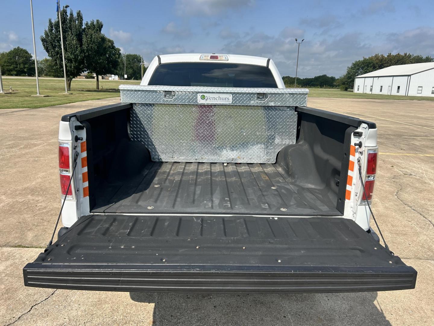 2014 White /Gray Ford F-150 (1FTEX1EM8EK) with an 3.7L V6 DOHC 24V engine, 6-Speed Automatic transmission, located at 17760 Hwy 62, Morris, OK, 74445, (918) 733-4887, 35.609104, -95.877060 - 2014 FORD F-150 4WD WITH 3.7L V6 ENGINE BI-FUEL SYSTEM RUNS ON CNG OR GASOLINE. FEATURES KEYLESS REMOTE ENTRY, POWER LOCKS, POWER WINDOWS, AM/FM STEREO, SIRIUS XM STEREO, CD PLAYER, AUXILLARY PORT, CRUISE CONTROL, TRACTION CONTROL, MULTI-FUNCTIONING STEERING WHEEL CONTROLS, TOOL BOX, AND TRAILER HIT - Photo#17