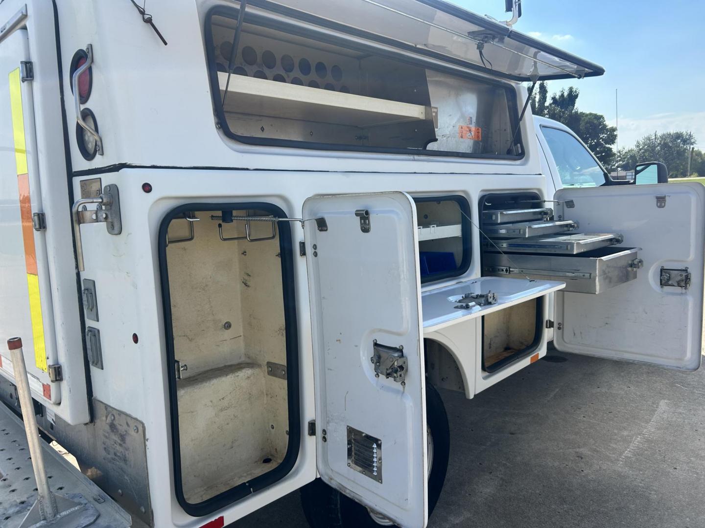 2013 White /Gray Ford F-350 SD (1FDRF3B6XDE) with an 6.2L V8 OHV 16V engine, 6-Speed Automatic transmission, located at 17760 Hwy 62, Morris, OK, 74445, (918) 733-4887, 35.609104, -95.877060 - 2013 FORD F-350 6.2 V8 RWD DEDICATED CNG ONLY RUNS ON COMPRESSED NATURAL GAS AND DOES NOT RUN ON GASOLINE. FEATURES MANUAL SEATS, MANUAL LOCKS, MANUAL WINDOWS, MANUAL MIRRORS, AM/FM STEREO, VINYL SEATS, CRUISE CONTROL, TRACTION CONTROL, FACTORY-EQUIPT TRAILER BREAKS, POWER CONVERTER, GASOLINE CUMMIN - Photo#23
