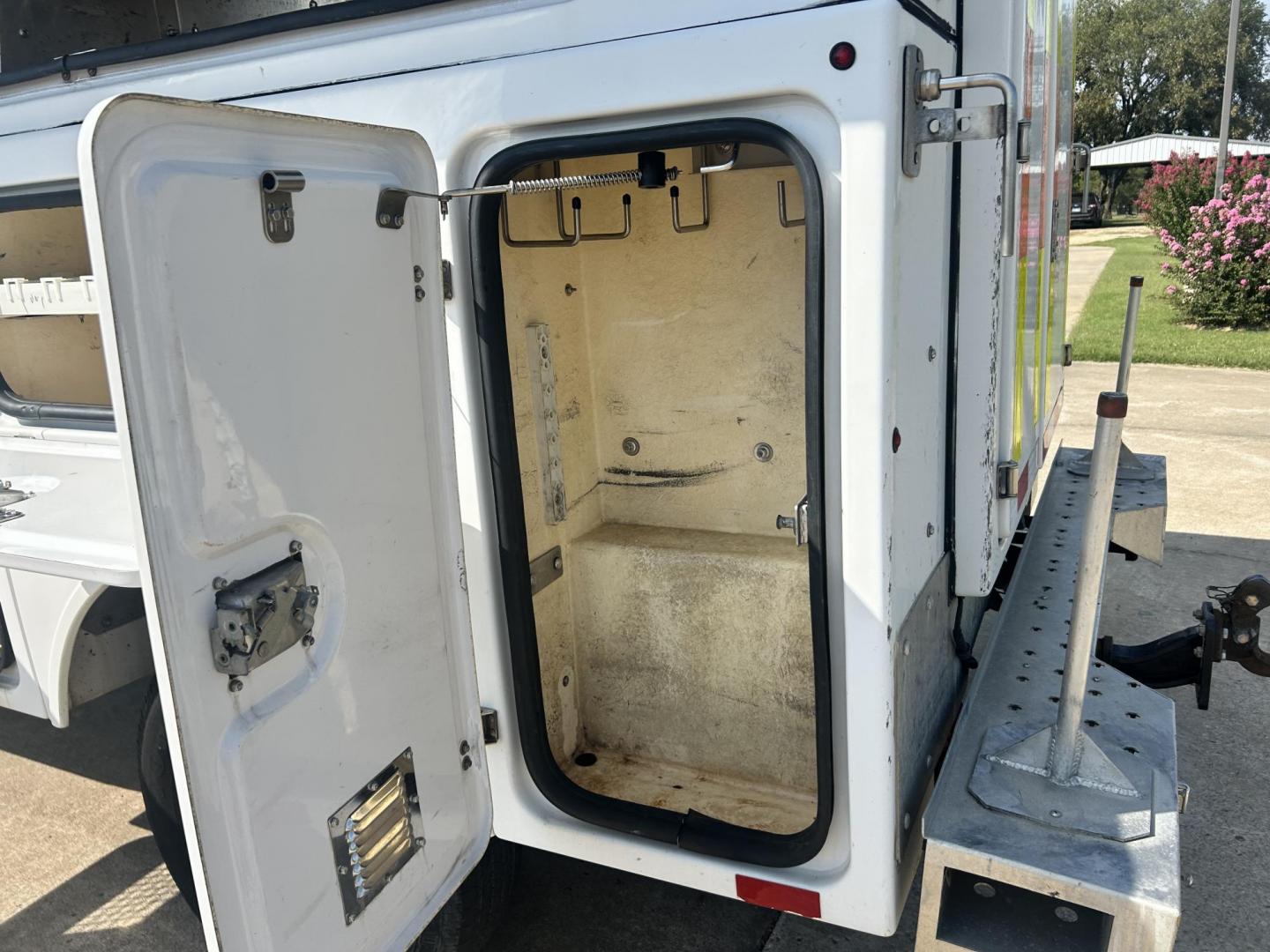 2013 White /Gray Ford F-350 SD (1FDRF3B6XDE) with an 6.2L V8 OHV 16V engine, 6-Speed Automatic transmission, located at 17760 Hwy 62, Morris, OK, 74445, (918) 733-4887, 35.609104, -95.877060 - 2013 FORD F-350 6.2 V8 RWD DEDICATED CNG ONLY RUNS ON COMPRESSED NATURAL GAS AND DOES NOT RUN ON GASOLINE. FEATURES MANUAL SEATS, MANUAL LOCKS, MANUAL WINDOWS, MANUAL MIRRORS, AM/FM STEREO, VINYL SEATS, CRUISE CONTROL, TRACTION CONTROL, FACTORY-EQUIPT TRAILER BREAKS, POWER CONVERTER, GASOLINE CUMMIN - Photo#22