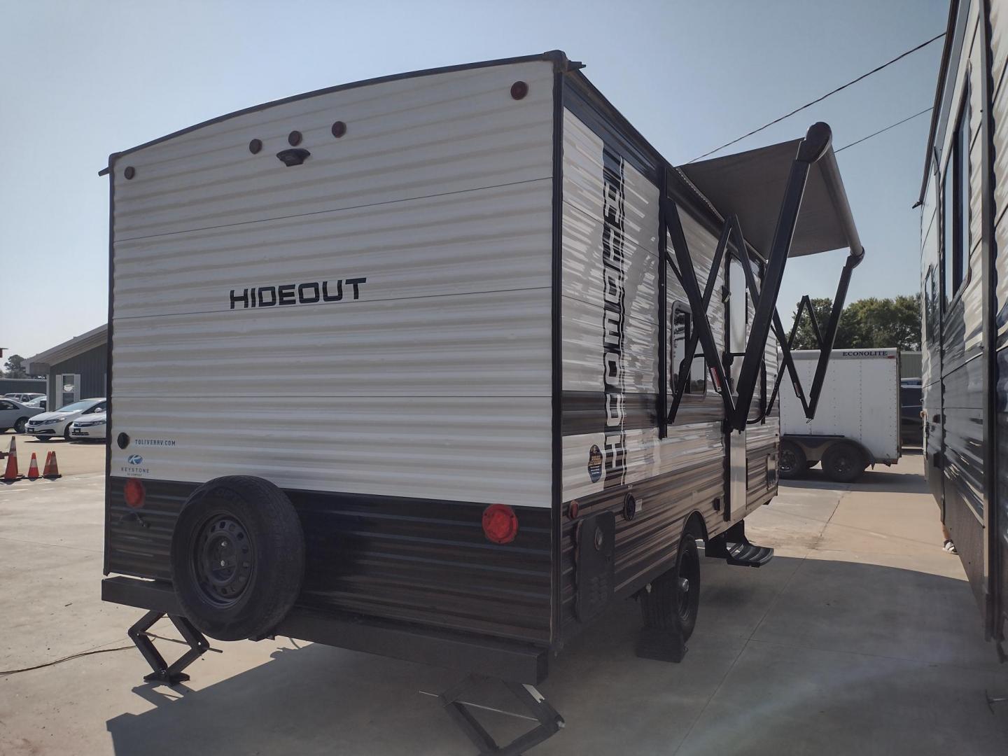 2024 WHITE/BLACK /TAN Keystone HIDEOUT 178RB 178RB (4YDTH1G14RW) , located at 17760 Hwy 62, Morris, OK, 74445, 35.609104, -95.877060 - GET IT WHILE YOU CAN! 2024 KEYSTONE HIDEOUT 178RB 20.5FT ****CLEAN TITLE**** OVERALL WITH 10FT POWER AWNING. IN THE FRONT IS THE QUEEN SIZE BED WITH STORAGE UNDER BED, OVERHEAD SHELF, AND TWO WARDROBE CLOSETS. IN THE LIVING AND KITCHEN AREA IS TWO BURNER STOVE (NO OVEN), SINGLE SINK, OVERHEAD CABINE - Photo#3