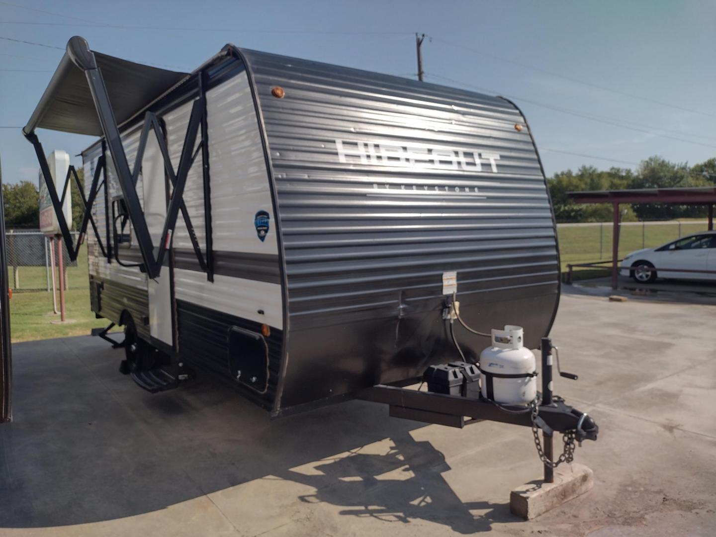 2024 WHITE/BLACK /TAN Keystone HIDEOUT 178RB 178RB (4YDTH1G14RW) , located at 17760 Hwy 62, Morris, OK, 74445, 35.609104, -95.877060 - GET IT WHILE YOU CAN! 2024 KEYSTONE HIDEOUT 178RB 20.5FT ****CLEAN TITLE**** OVERALL WITH 10FT POWER AWNING. IN THE FRONT IS THE QUEEN SIZE BED WITH STORAGE UNDER BED, OVERHEAD SHELF, AND TWO WARDROBE CLOSETS. IN THE LIVING AND KITCHEN AREA IS TWO BURNER STOVE (NO OVEN), SINGLE SINK, OVERHEAD CABINE - Photo#2