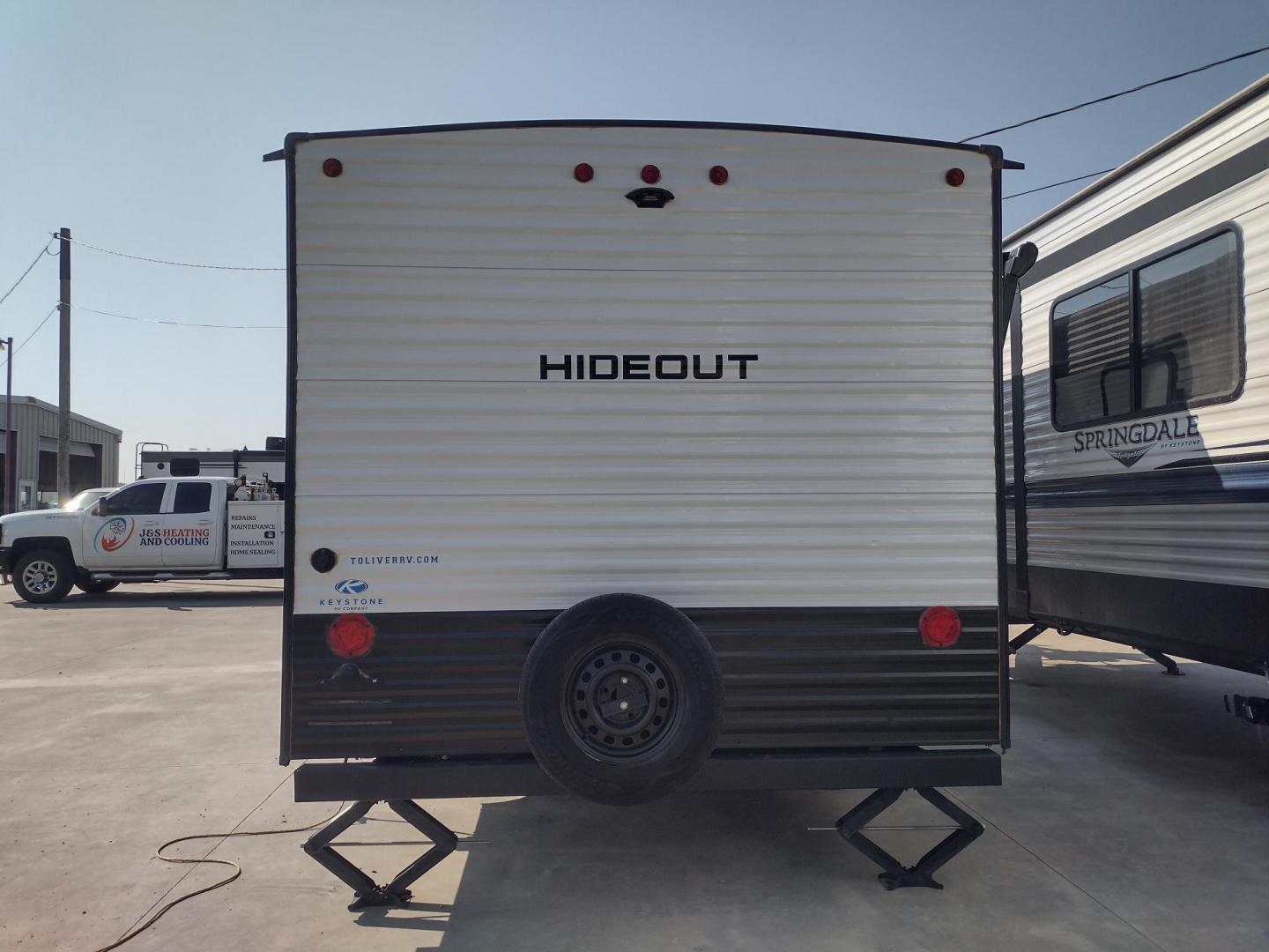 2024 WHITE/BLACK /TAN Keystone HIDEOUT 178RB 178RB (4YDTH1G14RW) , located at 17760 Hwy 62, Morris, OK, 74445, 35.609104, -95.877060 - GET IT WHILE YOU CAN! 2024 KEYSTONE HIDEOUT 178RB 20.5FT ****CLEAN TITLE**** OVERALL WITH 10FT POWER AWNING. IN THE FRONT IS THE QUEEN SIZE BED WITH STORAGE UNDER BED, OVERHEAD SHELF, AND TWO WARDROBE CLOSETS. IN THE LIVING AND KITCHEN AREA IS TWO BURNER STOVE (NO OVEN), SINGLE SINK, OVERHEAD CABINE - Photo#4
