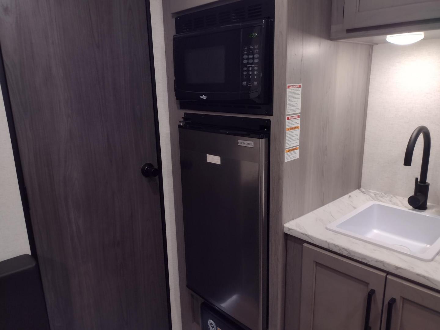 2024 WHITE/BLACK /TAN Keystone HIDEOUT 178RB 178RB (4YDTH1G14RW) , located at 17760 Hwy 62, Morris, OK, 74445, 35.609104, -95.877060 - GET IT WHILE YOU CAN! 2024 KEYSTONE HIDEOUT 178RB 20.5FT ****CLEAN TITLE**** OVERALL WITH 10FT POWER AWNING. IN THE FRONT IS THE QUEEN SIZE BED WITH STORAGE UNDER BED, OVERHEAD SHELF, AND TWO WARDROBE CLOSETS. IN THE LIVING AND KITCHEN AREA IS TWO BURNER STOVE (NO OVEN), SINGLE SINK, OVERHEAD CABINE - Photo#20