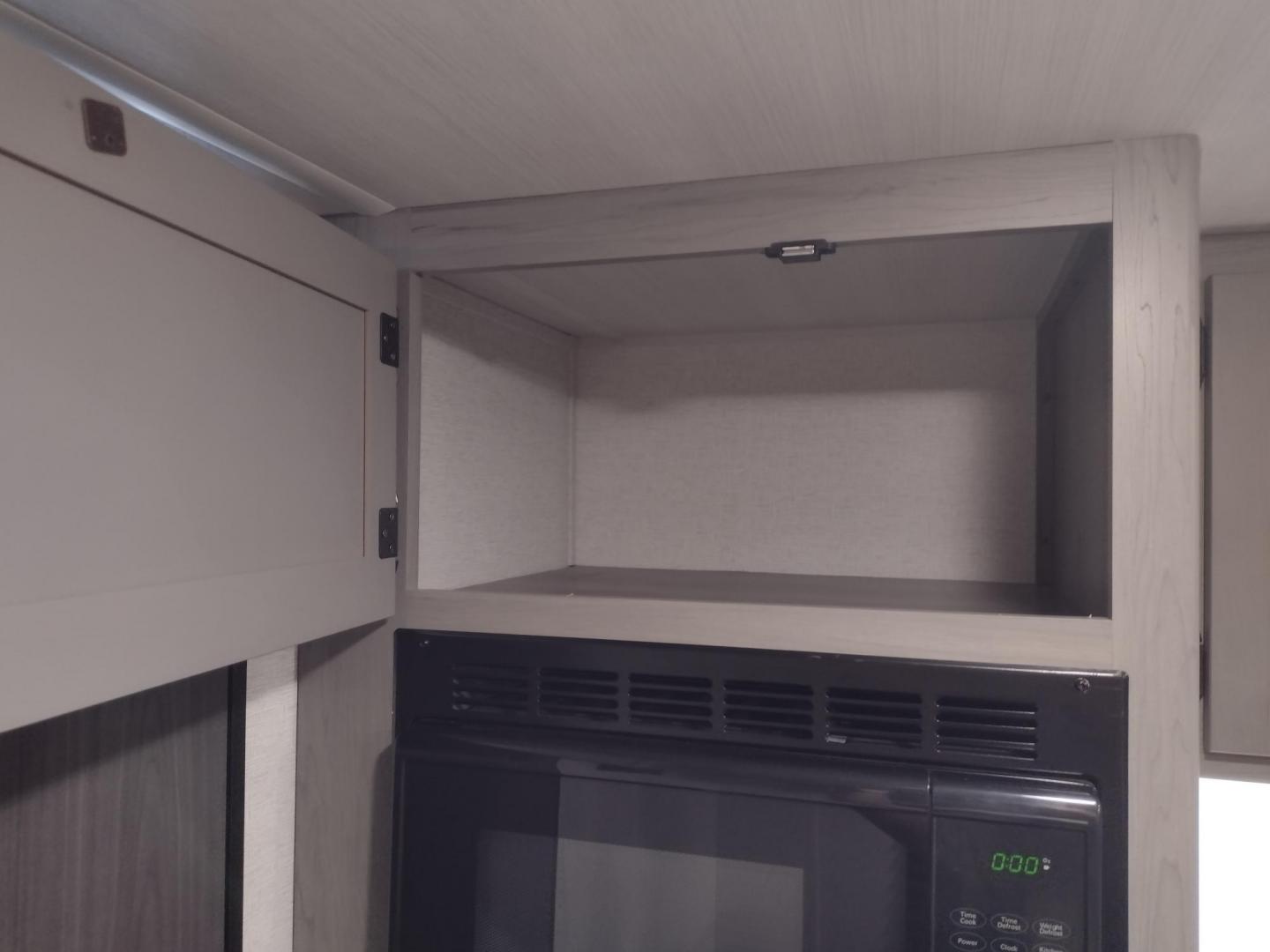 2024 WHITE/BLACK /TAN Keystone HIDEOUT 178RB 178RB (4YDTH1G14RW) , located at 17760 Hwy 62, Morris, OK, 74445, 35.609104, -95.877060 - GET IT WHILE YOU CAN! 2024 KEYSTONE HIDEOUT 178RB 20.5FT ****CLEAN TITLE**** OVERALL WITH 10FT POWER AWNING. IN THE FRONT IS THE QUEEN SIZE BED WITH STORAGE UNDER BED, OVERHEAD SHELF, AND TWO WARDROBE CLOSETS. IN THE LIVING AND KITCHEN AREA IS TWO BURNER STOVE (NO OVEN), SINGLE SINK, OVERHEAD CABINE - Photo#23