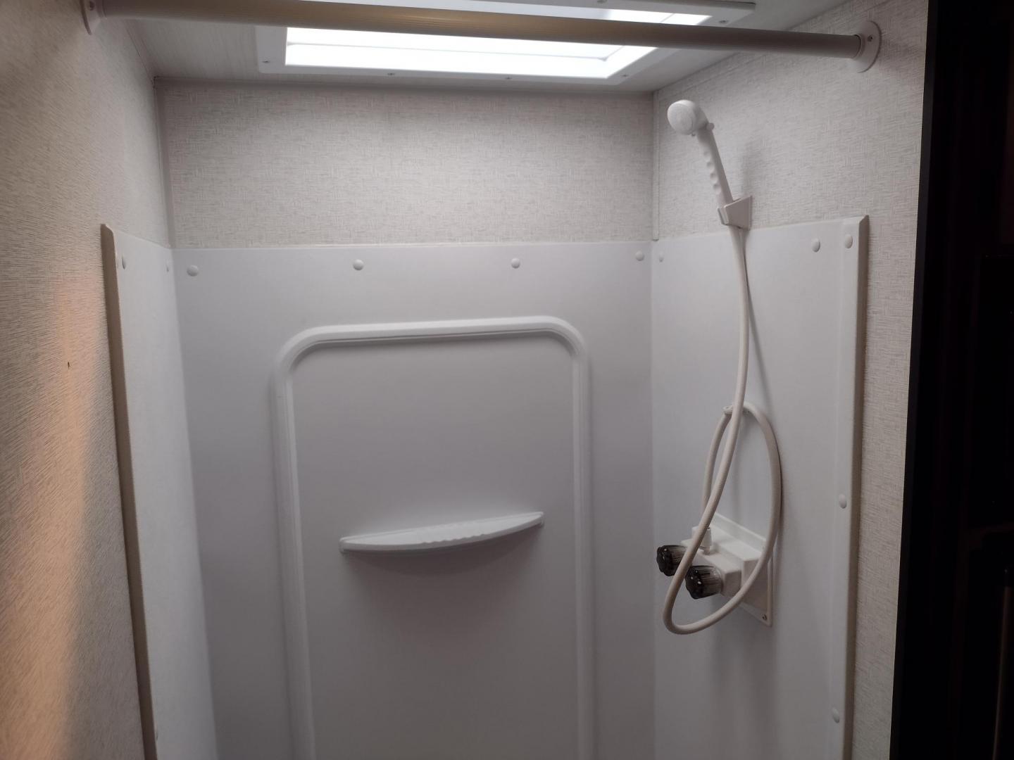 2024 WHITE/BLACK /TAN Keystone HIDEOUT 178RB 178RB (4YDTH1G14RW) , located at 17760 Hwy 62, Morris, OK, 74445, 35.609104, -95.877060 - GET IT WHILE YOU CAN! 2024 KEYSTONE HIDEOUT 178RB 20.5FT ****CLEAN TITLE**** OVERALL WITH 10FT POWER AWNING. IN THE FRONT IS THE QUEEN SIZE BED WITH STORAGE UNDER BED, OVERHEAD SHELF, AND TWO WARDROBE CLOSETS. IN THE LIVING AND KITCHEN AREA IS TWO BURNER STOVE (NO OVEN), SINGLE SINK, OVERHEAD CABINE - Photo#24