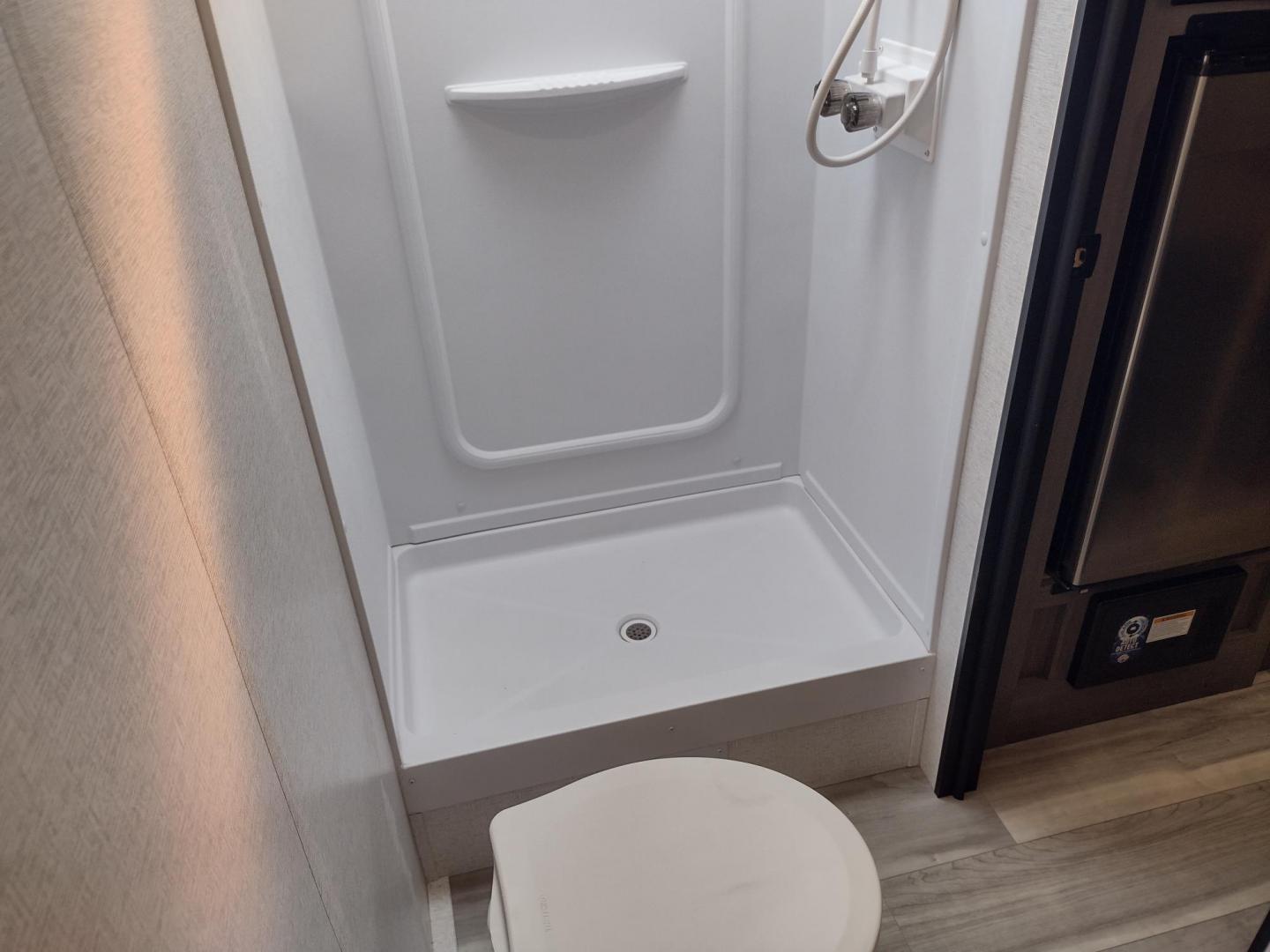 2024 WHITE/BLACK /TAN Keystone HIDEOUT 178RB 178RB (4YDTH1G14RW) , located at 17760 Hwy 62, Morris, OK, 74445, 35.609104, -95.877060 - GET IT WHILE YOU CAN! 2024 KEYSTONE HIDEOUT 178RB 20.5FT ****CLEAN TITLE**** OVERALL WITH 10FT POWER AWNING. IN THE FRONT IS THE QUEEN SIZE BED WITH STORAGE UNDER BED, OVERHEAD SHELF, AND TWO WARDROBE CLOSETS. IN THE LIVING AND KITCHEN AREA IS TWO BURNER STOVE (NO OVEN), SINGLE SINK, OVERHEAD CABINE - Photo#25