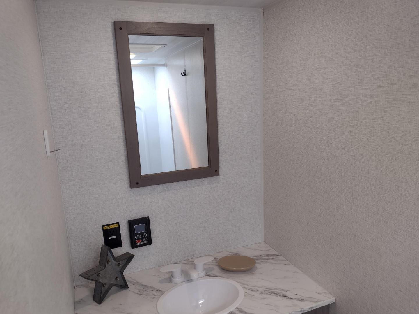 2024 WHITE/BLACK /TAN Keystone HIDEOUT 178RB 178RB (4YDTH1G14RW) , located at 17760 Hwy 62, Morris, OK, 74445, 35.609104, -95.877060 - GET IT WHILE YOU CAN! 2024 KEYSTONE HIDEOUT 178RB 20.5FT ****CLEAN TITLE**** OVERALL WITH 10FT POWER AWNING. IN THE FRONT IS THE QUEEN SIZE BED WITH STORAGE UNDER BED, OVERHEAD SHELF, AND TWO WARDROBE CLOSETS. IN THE LIVING AND KITCHEN AREA IS TWO BURNER STOVE (NO OVEN), SINGLE SINK, OVERHEAD CABINE - Photo#26