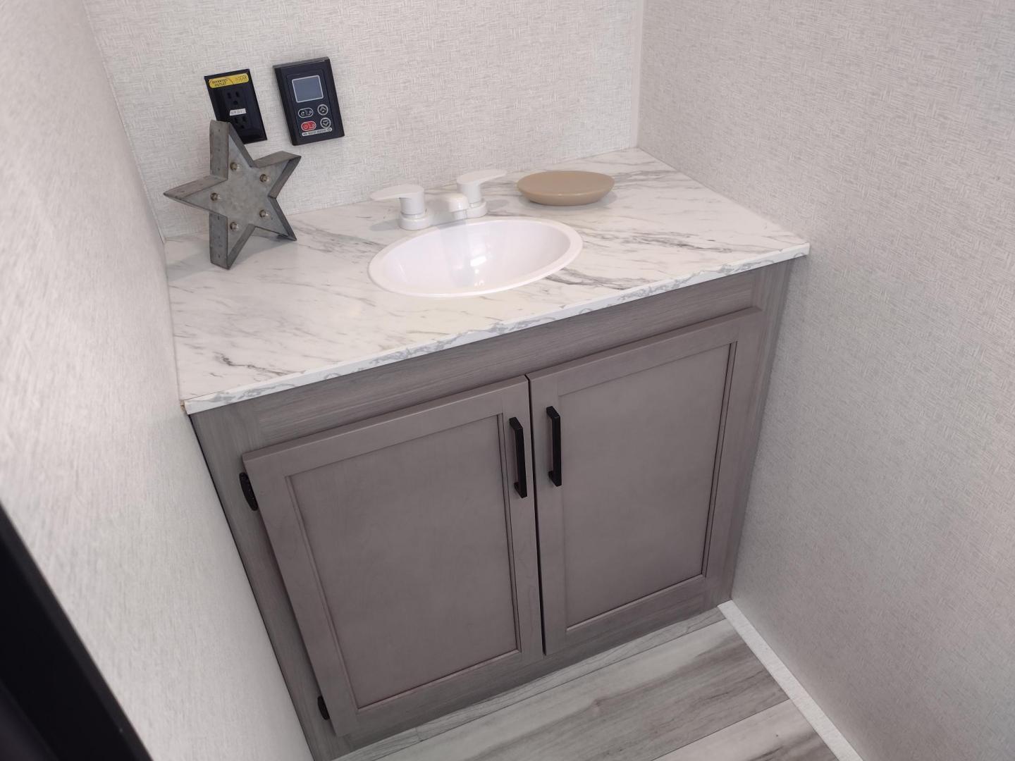 2024 WHITE/BLACK /TAN Keystone HIDEOUT 178RB 178RB (4YDTH1G14RW) , located at 17760 Hwy 62, Morris, OK, 74445, 35.609104, -95.877060 - GET IT WHILE YOU CAN! 2024 KEYSTONE HIDEOUT 178RB 20.5FT ****CLEAN TITLE**** OVERALL WITH 10FT POWER AWNING. IN THE FRONT IS THE QUEEN SIZE BED WITH STORAGE UNDER BED, OVERHEAD SHELF, AND TWO WARDROBE CLOSETS. IN THE LIVING AND KITCHEN AREA IS TWO BURNER STOVE (NO OVEN), SINGLE SINK, OVERHEAD CABINE - Photo#27