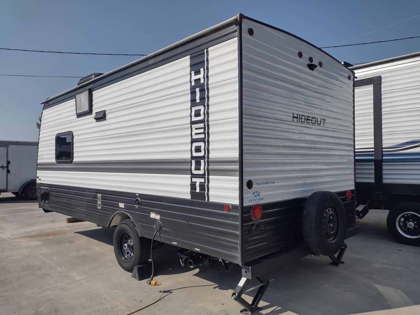 2024 WHITE/BLACK /TAN Keystone HIDEOUT 178RB 178RB (4YDTH1G14RW) , located at 17760 Hwy 62, Morris, OK, 74445, 35.609104, -95.877060 - GET IT WHILE YOU CAN! 2024 KEYSTONE HIDEOUT 178RB 20.5FT ****CLEAN TITLE**** OVERALL WITH 10FT POWER AWNING. IN THE FRONT IS THE QUEEN SIZE BED WITH STORAGE UNDER BED, OVERHEAD SHELF, AND TWO WARDROBE CLOSETS. IN THE LIVING AND KITCHEN AREA IS TWO BURNER STOVE (NO OVEN), SINGLE SINK, OVERHEAD CABINE - Photo#5
