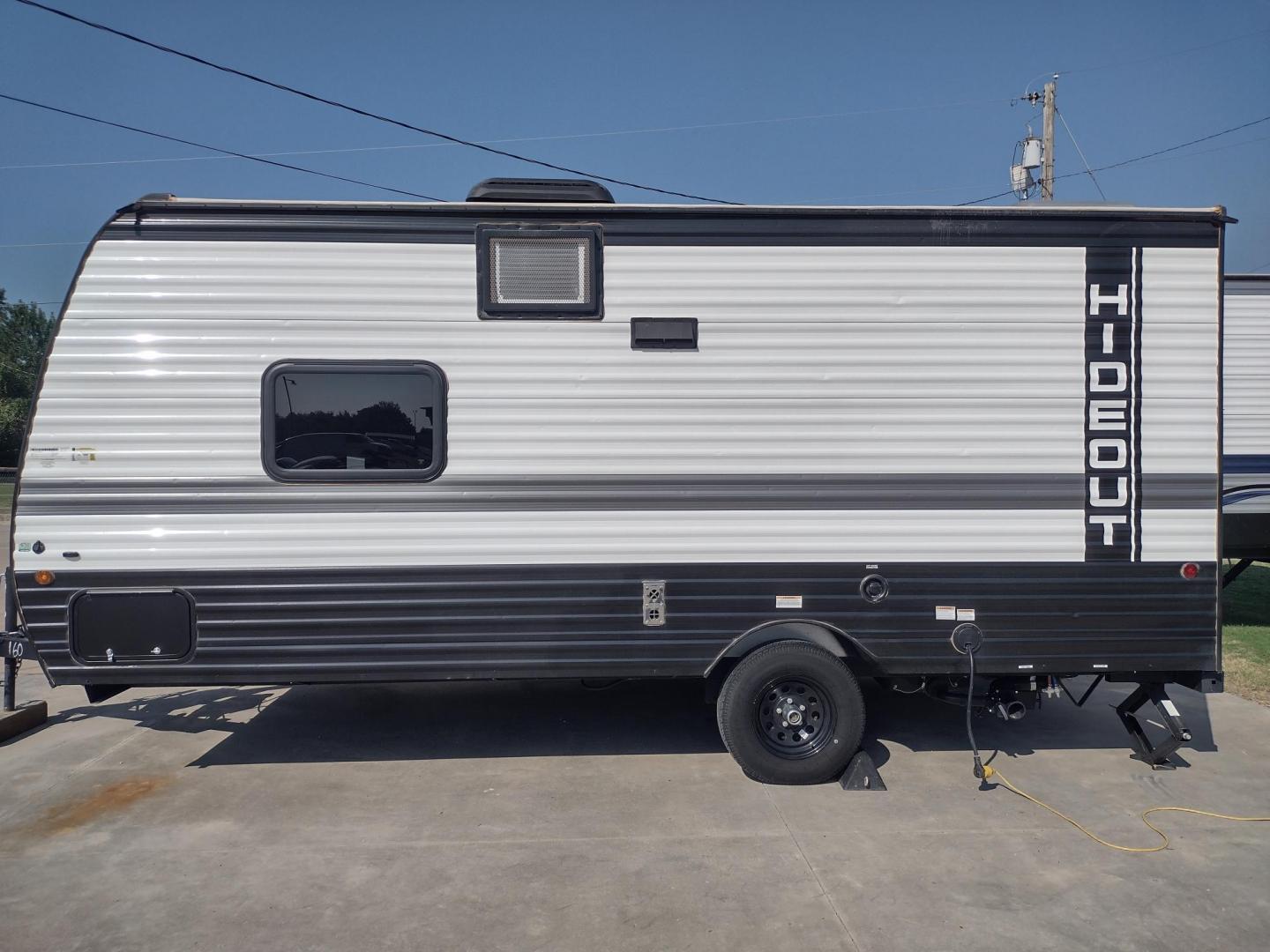 2024 WHITE/BLACK /TAN Keystone HIDEOUT 178RB 178RB (4YDTH1G14RW) , located at 17760 Hwy 62, Morris, OK, 74445, 35.609104, -95.877060 - GET IT WHILE YOU CAN! 2024 KEYSTONE HIDEOUT 178RB 20.5FT ****CLEAN TITLE**** OVERALL WITH 10FT POWER AWNING. IN THE FRONT IS THE QUEEN SIZE BED WITH STORAGE UNDER BED, OVERHEAD SHELF, AND TWO WARDROBE CLOSETS. IN THE LIVING AND KITCHEN AREA IS TWO BURNER STOVE (NO OVEN), SINGLE SINK, OVERHEAD CABINE - Photo#6