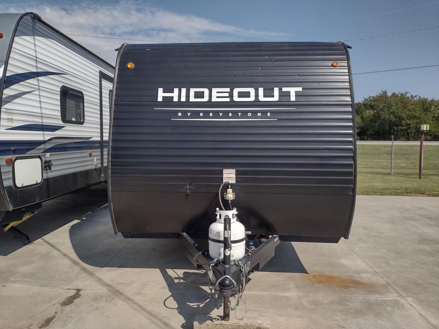 2024 WHITE/BLACK /TAN Keystone HIDEOUT 178RB 178RB (4YDTH1G14RW) , located at 17760 Hwy 62, Morris, OK, 74445, 35.609104, -95.877060 - GET IT WHILE YOU CAN! 2024 KEYSTONE HIDEOUT 178RB 20.5FT ****CLEAN TITLE**** OVERALL WITH 10FT POWER AWNING. IN THE FRONT IS THE QUEEN SIZE BED WITH STORAGE UNDER BED, OVERHEAD SHELF, AND TWO WARDROBE CLOSETS. IN THE LIVING AND KITCHEN AREA IS TWO BURNER STOVE (NO OVEN), SINGLE SINK, OVERHEAD CABINE - Photo#1
