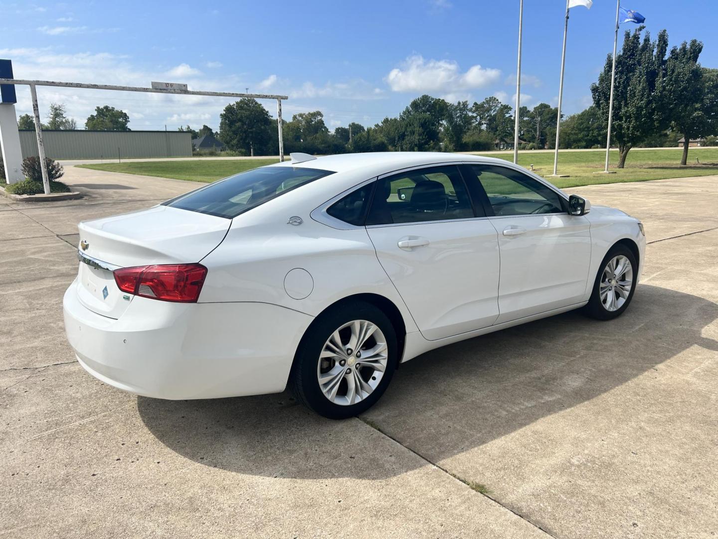 2015 White /BLACK Chevrolet Impala CNG 3LT (2G1135SN2F9) with an 3.6L V6 DOHC 24V CNG engine, 6A transmission, located at 17760 Hwy 62, Morris, OK, 74445, (918) 733-4887, 35.609104, -95.877060 - 2015 CHEVY IMPALA HAS THE 3.6 V6 ENGINE AND IS FWD. THE IMPALA IS A BI-FUEL CAR THAT RUNS ON BOTH CNG (COMPRESSED NATUAL GAS) OR GASOLINE. THIS CAR FEATURES KEYLESS REMOTE START, KEYLESS REMOTE ENTRY, POWER LOCKS, POWER WINDOWS, POWER SEATS, POWER MIRRORS, AM/FM STEREO, CLOTH SEATS, BACK UP CAMERA, - Photo#4