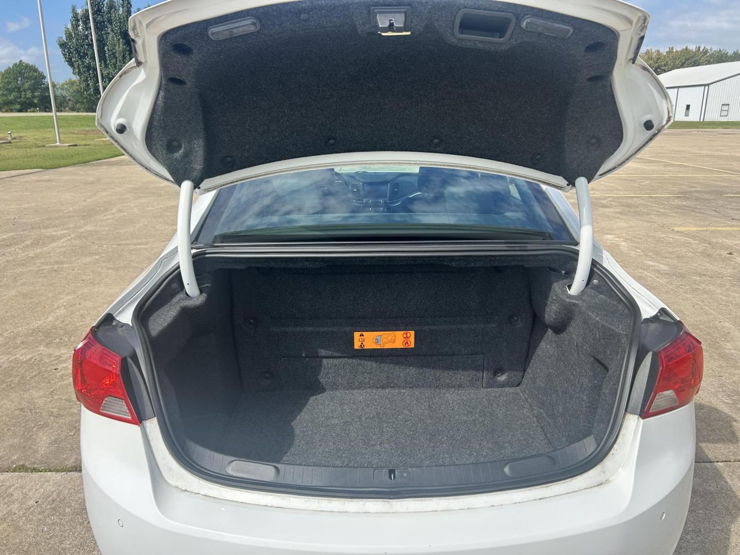 2015 White /BLACK Chevrolet Impala CNG 3LT (2G1135SN2F9) with an 3.6L V6 DOHC 24V CNG engine, 6A transmission, located at 17760 Hwy 62, Morris, OK, 74445, (918) 733-4887, 35.609104, -95.877060 - 2015 CHEVY IMPALA HAS THE 3.6 V6 ENGINE AND IS FWD. THE IMPALA IS A BI-FUEL CAR THAT RUNS ON BOTH CNG (COMPRESSED NATUAL GAS) OR GASOLINE. THIS CAR FEATURES KEYLESS REMOTE START, KEYLESS REMOTE ENTRY, POWER LOCKS, POWER WINDOWS, POWER SEATS, POWER MIRRORS, AM/FM STEREO, CLOTH SEATS, BACK UP CAMERA, - Photo#18