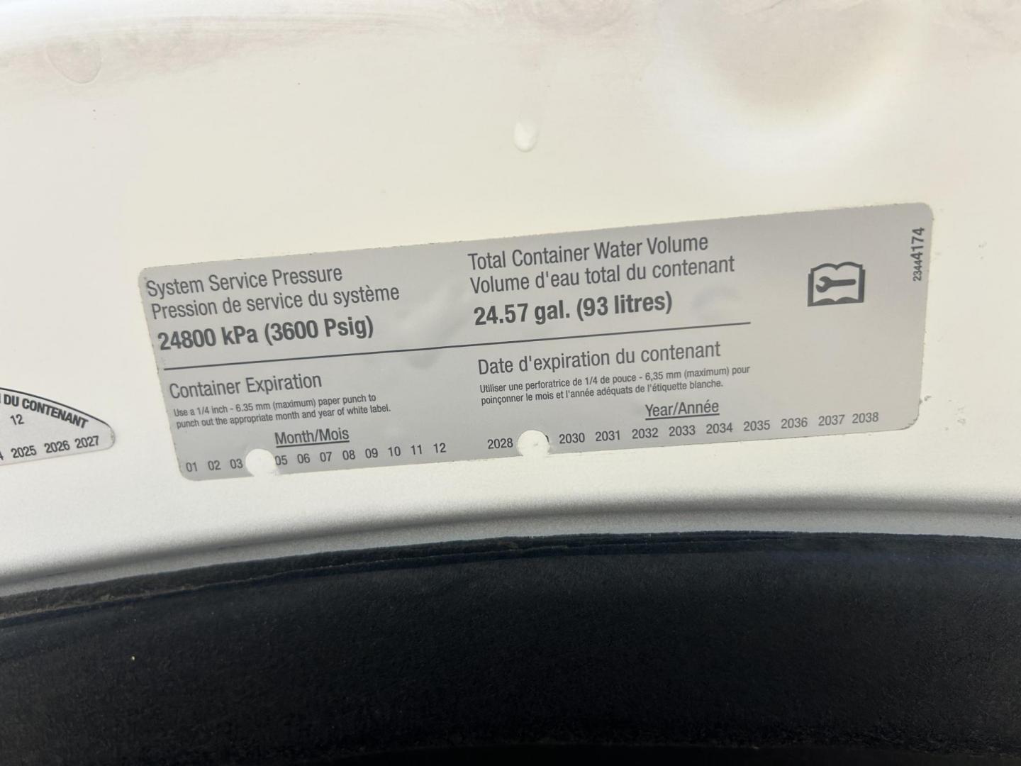 2015 White /BLACK Chevrolet Impala CNG 3LT (2G1135SN2F9) with an 3.6L V6 DOHC 24V CNG engine, 6A transmission, located at 17760 Hwy 62, Morris, OK, 74445, (918) 733-4887, 35.609104, -95.877060 - 2015 CHEVY IMPALA HAS THE 3.6 V6 ENGINE AND IS FWD. THE IMPALA IS A BI-FUEL CAR THAT RUNS ON BOTH CNG (COMPRESSED NATUAL GAS) OR GASOLINE. THIS CAR FEATURES KEYLESS REMOTE START, KEYLESS REMOTE ENTRY, POWER LOCKS, POWER WINDOWS, POWER SEATS, POWER MIRRORS, AM/FM STEREO, CLOTH SEATS, BACK UP CAMERA, - Photo#20