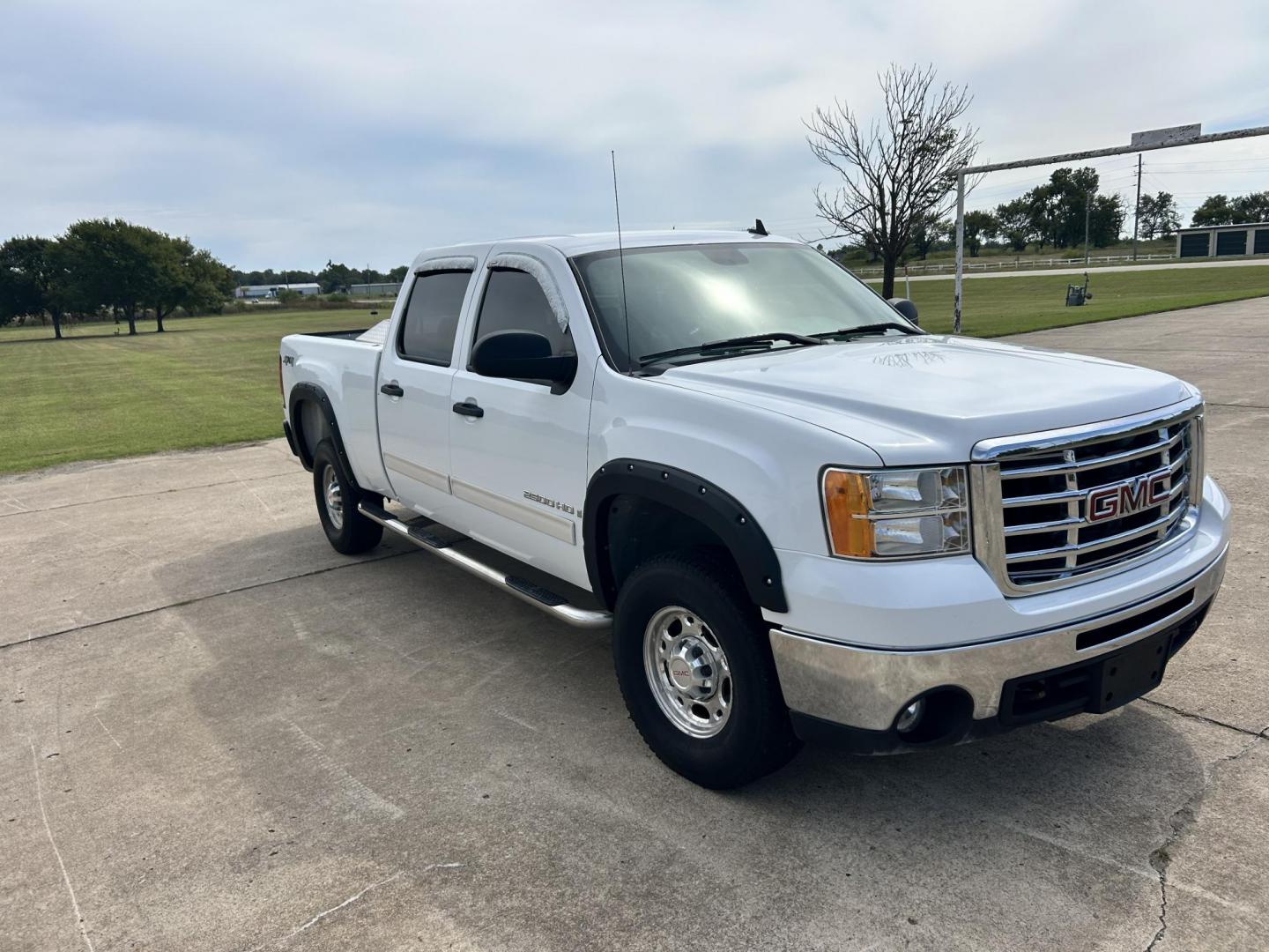 2007 White /TAN GMC Sierra 2500HD SLE1 Crew Cab 4WD (1GTHK23K57F) with an 6.0L V8 16V OHV engine, 6-Speed Automatic Overdrive transmission, located at 17760 Hwy 62, Morris, OK, 74445, (918) 733-4887, 35.609104, -95.877060 - Photo#2