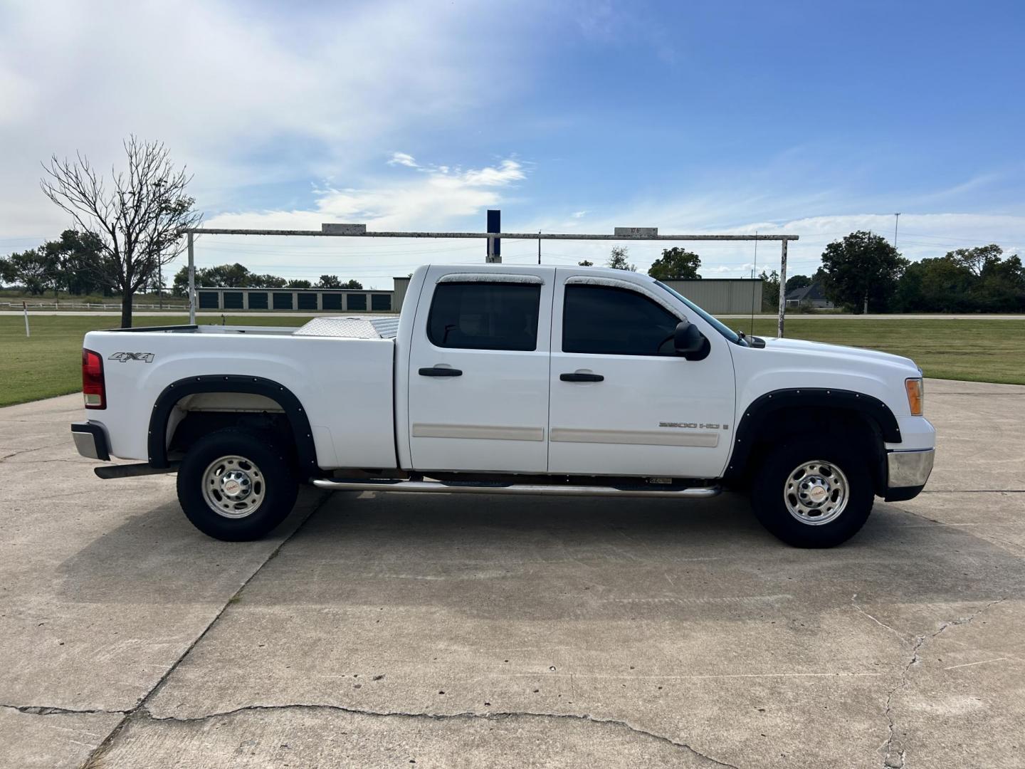 2007 White /TAN GMC Sierra 2500HD SLE1 Crew Cab 4WD (1GTHK23K57F) with an 6.0L V8 16V OHV engine, 6-Speed Automatic Overdrive transmission, located at 17760 Hwy 62, Morris, OK, 74445, (918) 733-4887, 35.609104, -95.877060 - Photo#3