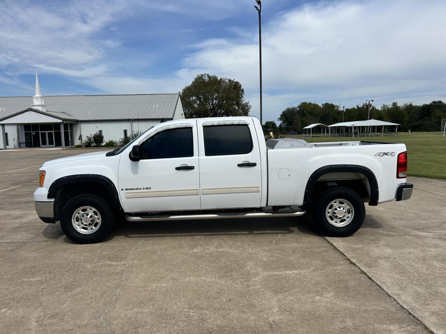 2007 White /TAN GMC Sierra 2500HD SLE1 Crew Cab 4WD (1GTHK23K57F) with an 6.0L V8 16V OHV engine, 6-Speed Automatic Overdrive transmission, located at 17760 Hwy 62, Morris, OK, 74445, (918) 733-4887, 35.609104, -95.877060 - Photo#7