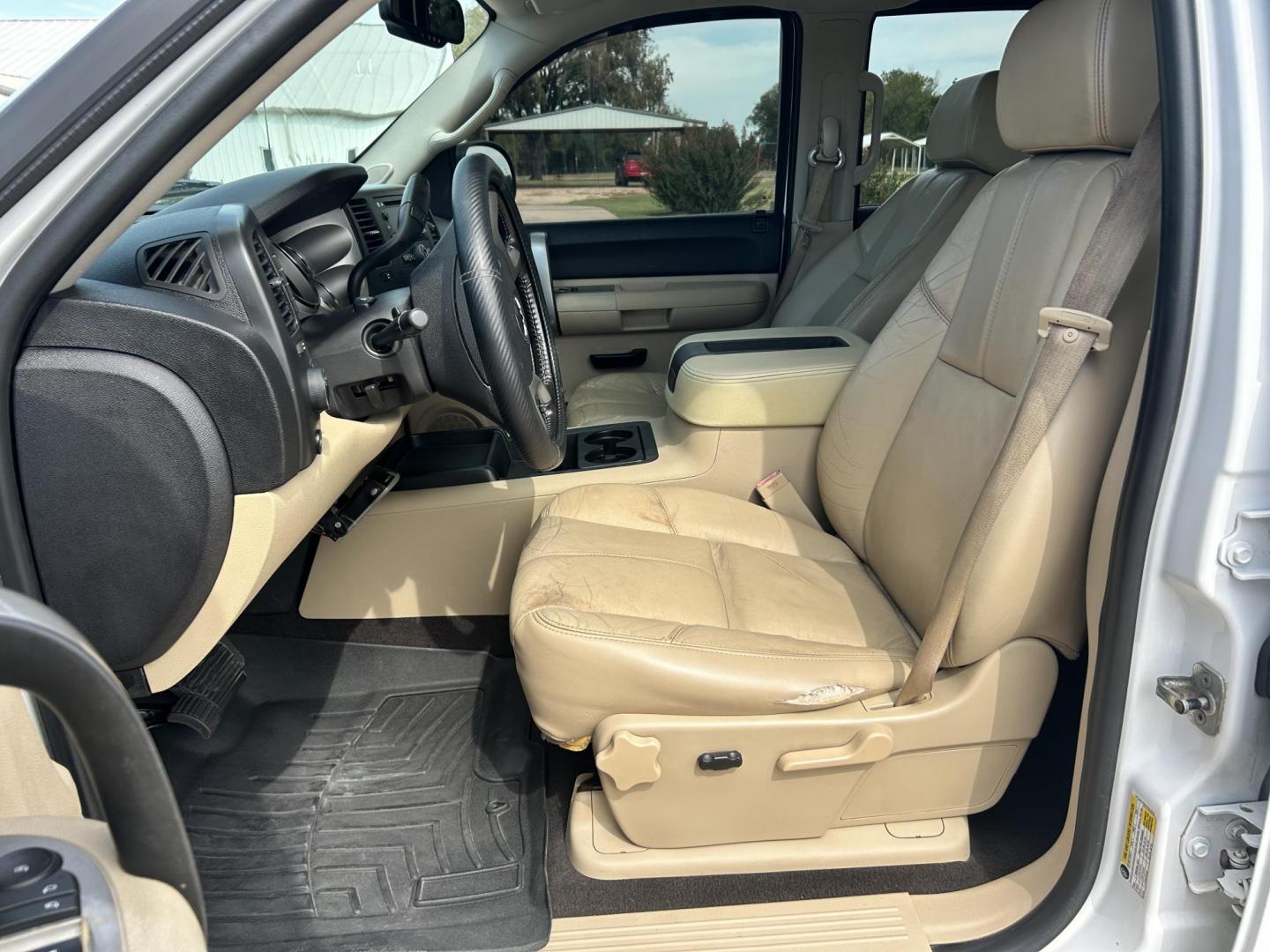 2007 White /TAN GMC Sierra 2500HD SLE1 Crew Cab 4WD (1GTHK23K57F) with an 6.0L V8 16V OHV engine, 6-Speed Automatic Overdrive transmission, located at 17760 Hwy 62, Morris, OK, 74445, (918) 733-4887, 35.609104, -95.877060 - Photo#8