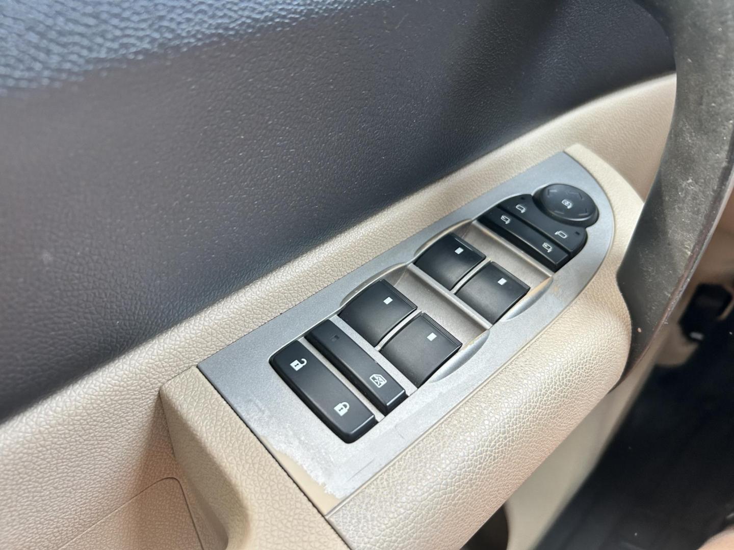 2007 White /TAN GMC Sierra 2500HD SLE1 Crew Cab 4WD (1GTHK23K57F) with an 6.0L V8 16V OHV engine, 6-Speed Automatic Overdrive transmission, located at 17760 Hwy 62, Morris, OK, 74445, (918) 733-4887, 35.609104, -95.877060 - Photo#9
