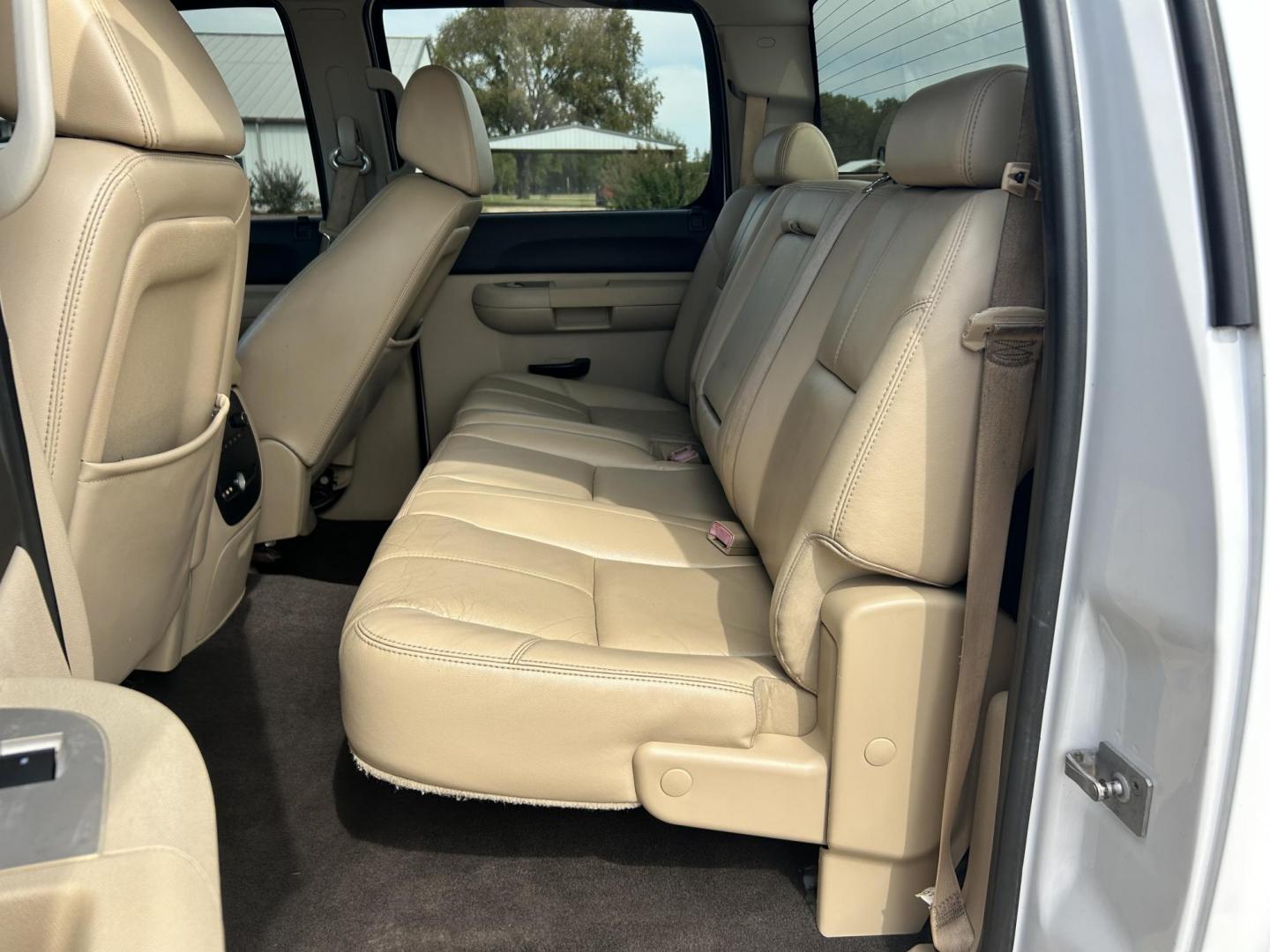 2007 White /TAN GMC Sierra 2500HD SLE1 Crew Cab 4WD (1GTHK23K57F) with an 6.0L V8 16V OHV engine, 6-Speed Automatic Overdrive transmission, located at 17760 Hwy 62, Morris, OK, 74445, (918) 733-4887, 35.609104, -95.877060 - Photo#15