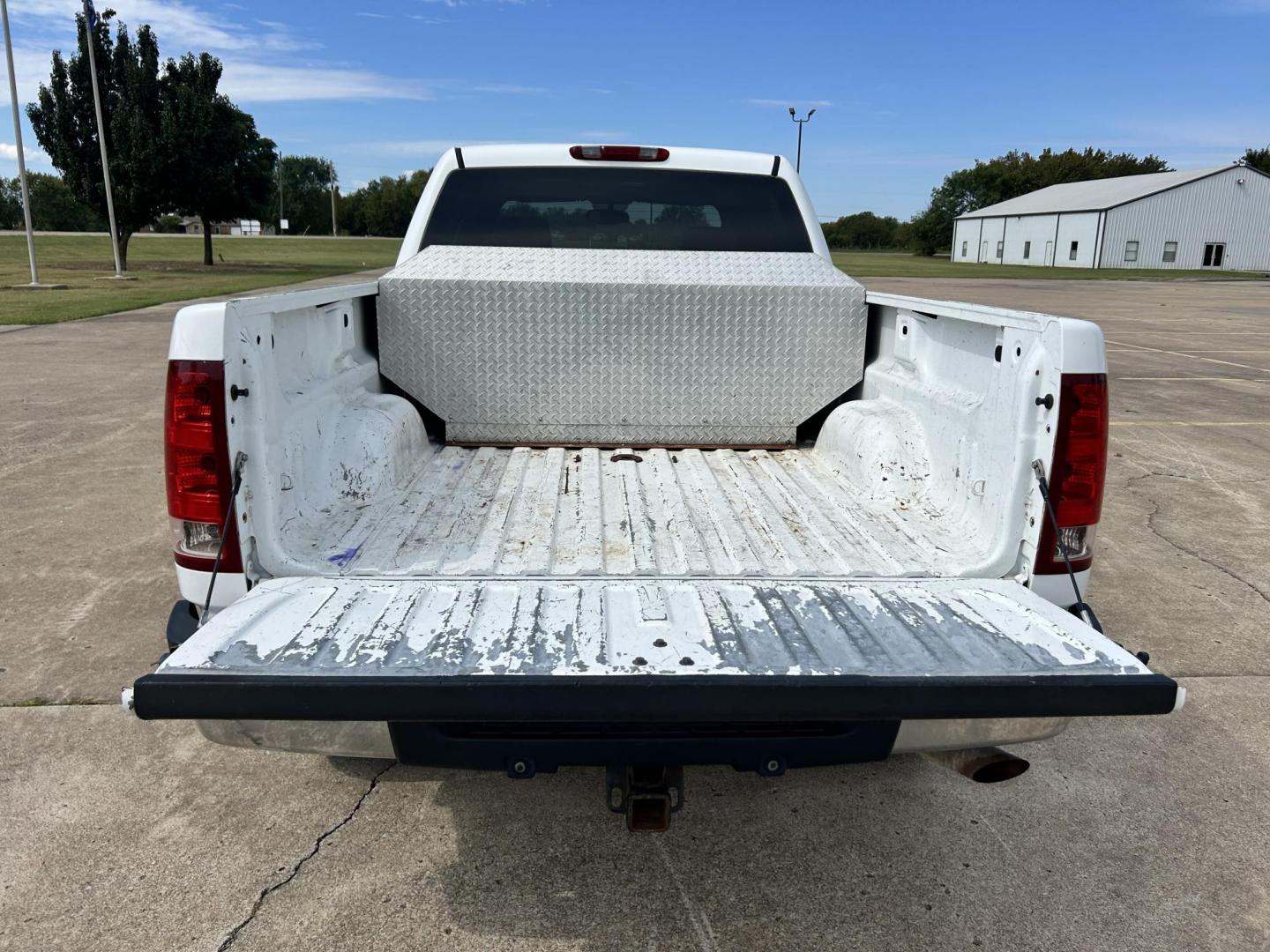 2007 White /TAN GMC Sierra 2500HD SLE1 Crew Cab 4WD (1GTHK23K57F) with an 6.0L V8 16V OHV engine, 6-Speed Automatic Overdrive transmission, located at 17760 Hwy 62, Morris, OK, 74445, (918) 733-4887, 35.609104, -95.877060 - Photo#16