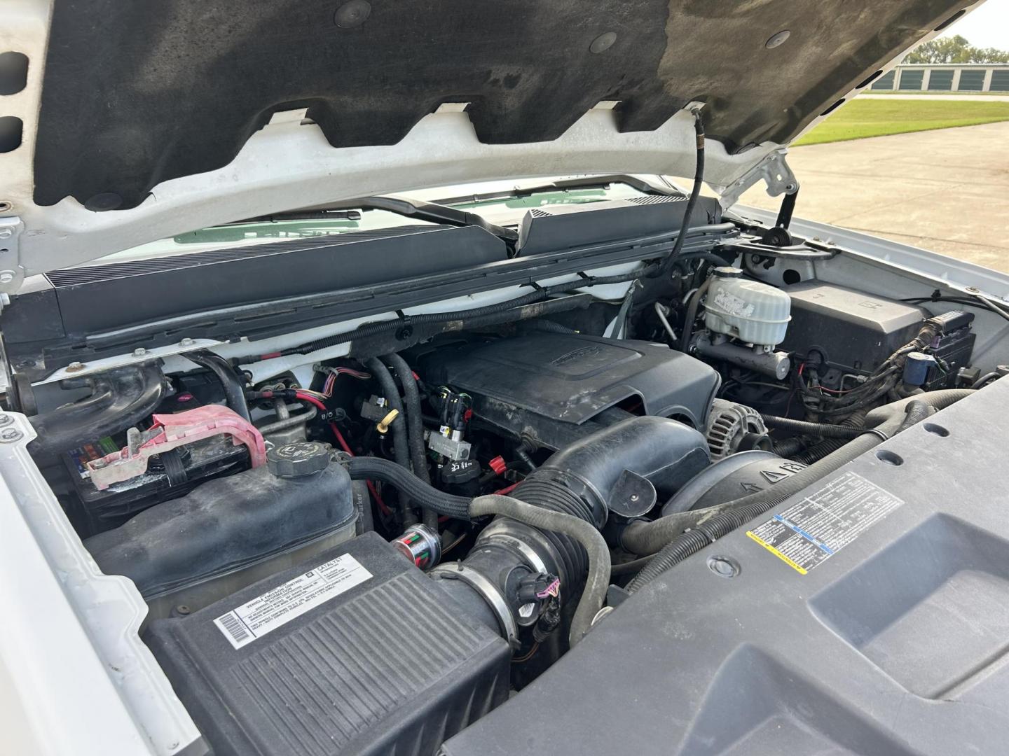 2007 White /TAN GMC Sierra 2500HD SLE1 Crew Cab 4WD (1GTHK23K57F) with an 6.0L V8 16V OHV engine, 6-Speed Automatic Overdrive transmission, located at 17760 Hwy 62, Morris, OK, 74445, (918) 733-4887, 35.609104, -95.877060 - Photo#21