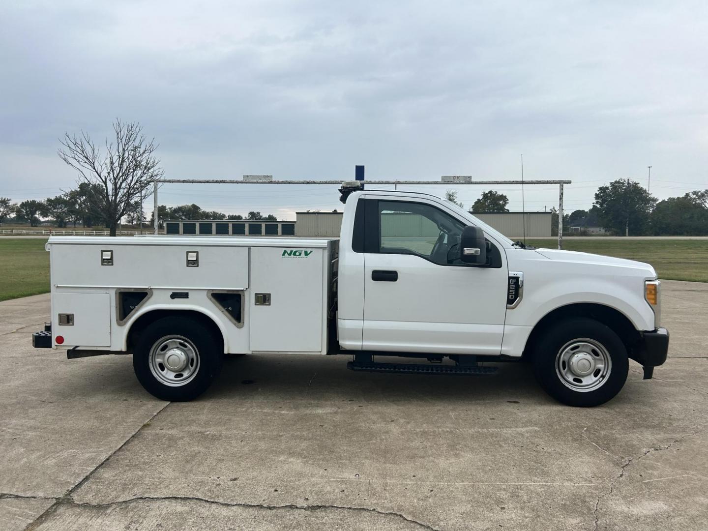2017 White /Gray Ford F-250 SD XL 2WD (1FDBF2A65HE) with an 6.2L V8 OHV 16V engine, 6A transmission, located at 17760 Hwy 62, Morris, OK, 74445, (918) 733-4887, 35.609104, -95.877060 - 2017 FORD F250 TOOL BED SD 2WD WITH 6.2L V8 ENIGINE. THIS FEATURES KEYLESS ENTRY, POWER LOCKS, POWER WINDOWS,POWER MIRRORS, CLOTH INTERIOR, MANUAL SEATS, AM/FM RADIO, AUX PORT, TRACTION CONTROL, TOOL BED AND TRAILER HITCH. TIRES 245/75R17 AND ONLY 155,006 MILES. THIS IS A BI-FUEL SYSTEM THAT RUNS ON - Photo#3