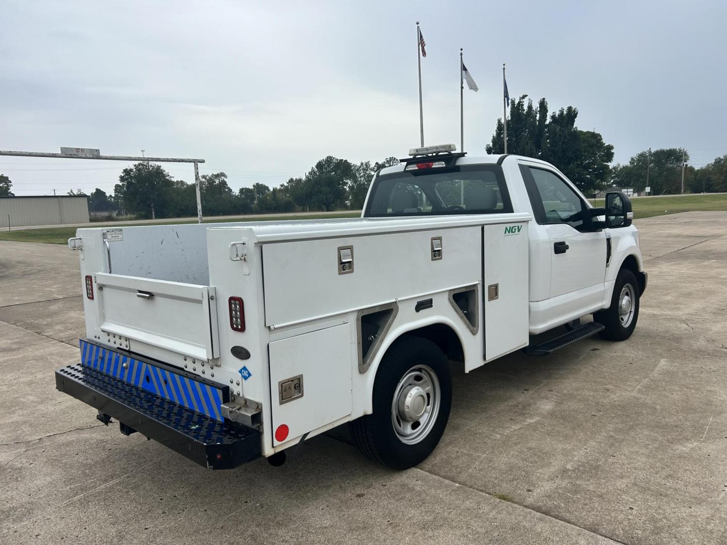 2017 White /Gray Ford F-250 SD XL 2WD (1FDBF2A65HE) with an 6.2L V8 OHV 16V engine, 6A transmission, located at 17760 Hwy 62, Morris, OK, 74445, (918) 733-4887, 35.609104, -95.877060 - 2017 FORD F250 TOOL BED SD 2WD WITH 6.2L V8 ENIGINE. THIS FEATURES KEYLESS ENTRY, POWER LOCKS, POWER WINDOWS,POWER MIRRORS, CLOTH INTERIOR, MANUAL SEATS, AM/FM RADIO, AUX PORT, TRACTION CONTROL, TOOL BED AND TRAILER HITCH. TIRES 245/75R17 AND ONLY 155,006 MILES. THIS IS A BI-FUEL SYSTEM THAT RUNS ON - Photo#4